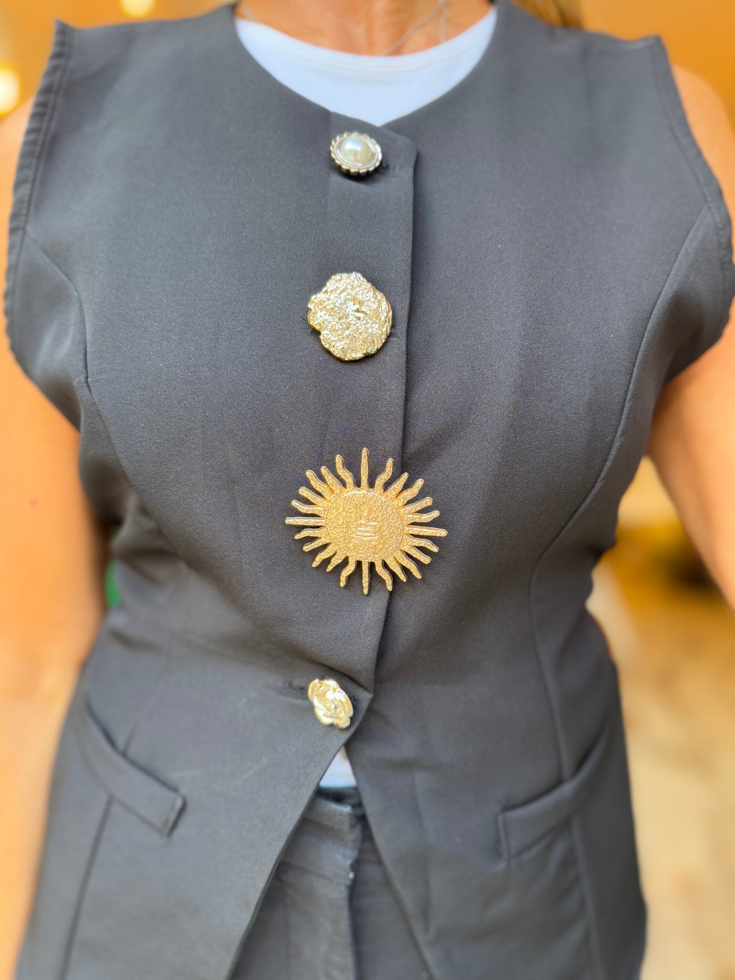 GILET NERO BOTTONI ORO