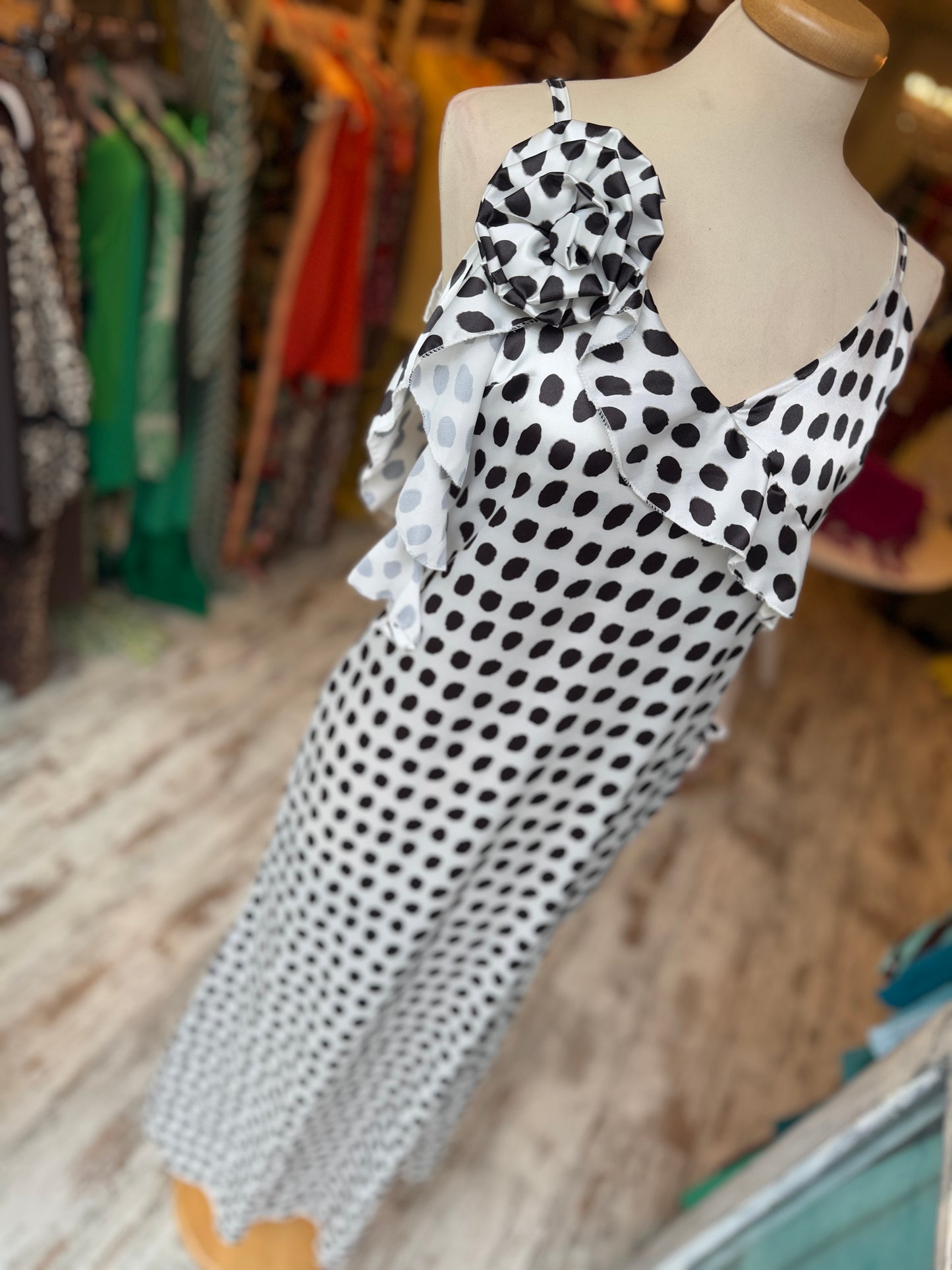 ABITO LUNGO SATIN POIS BIANCO E NERO