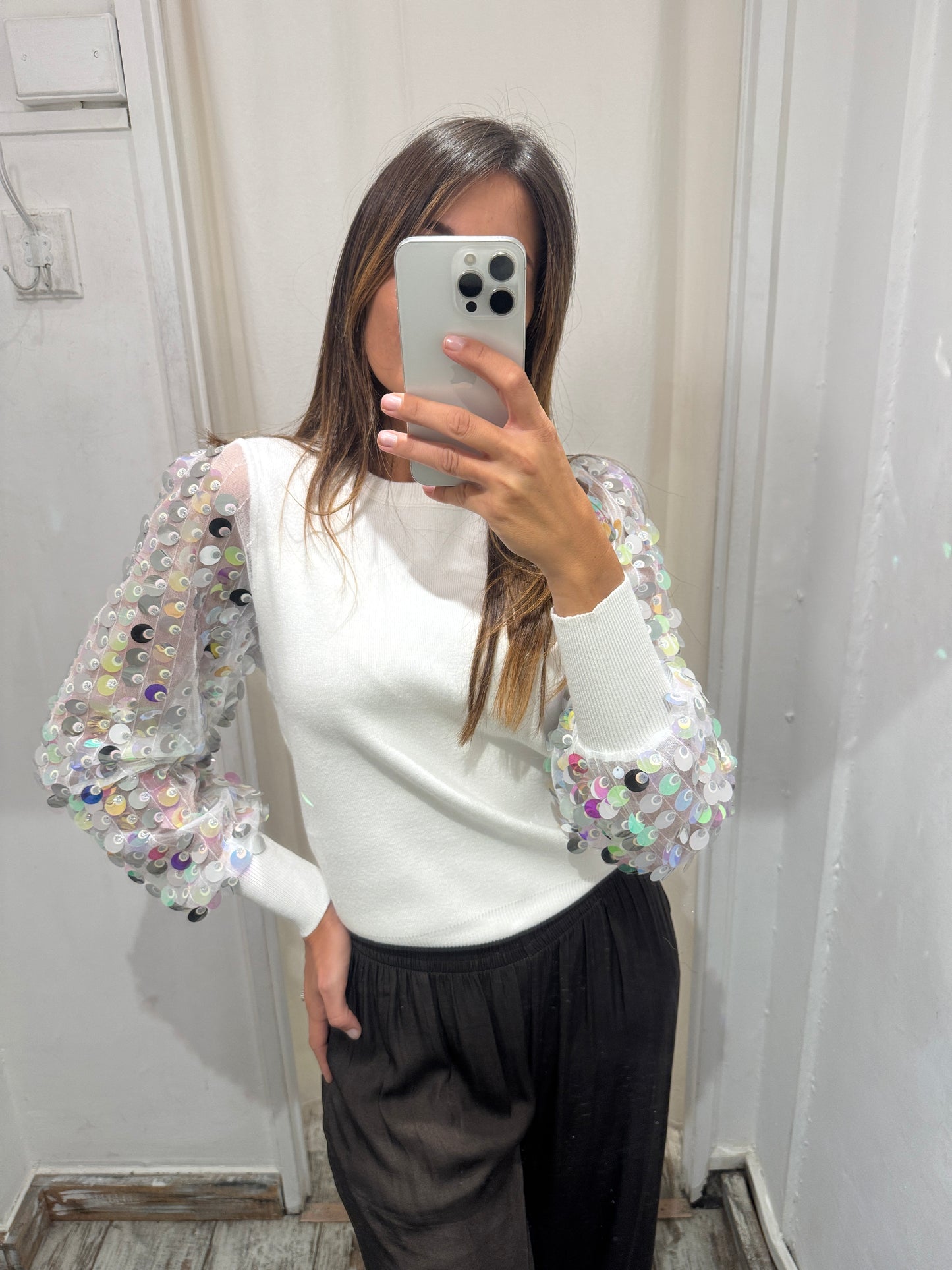 MAGLIA BIANCA CON MANICHE DI PAILLETTES