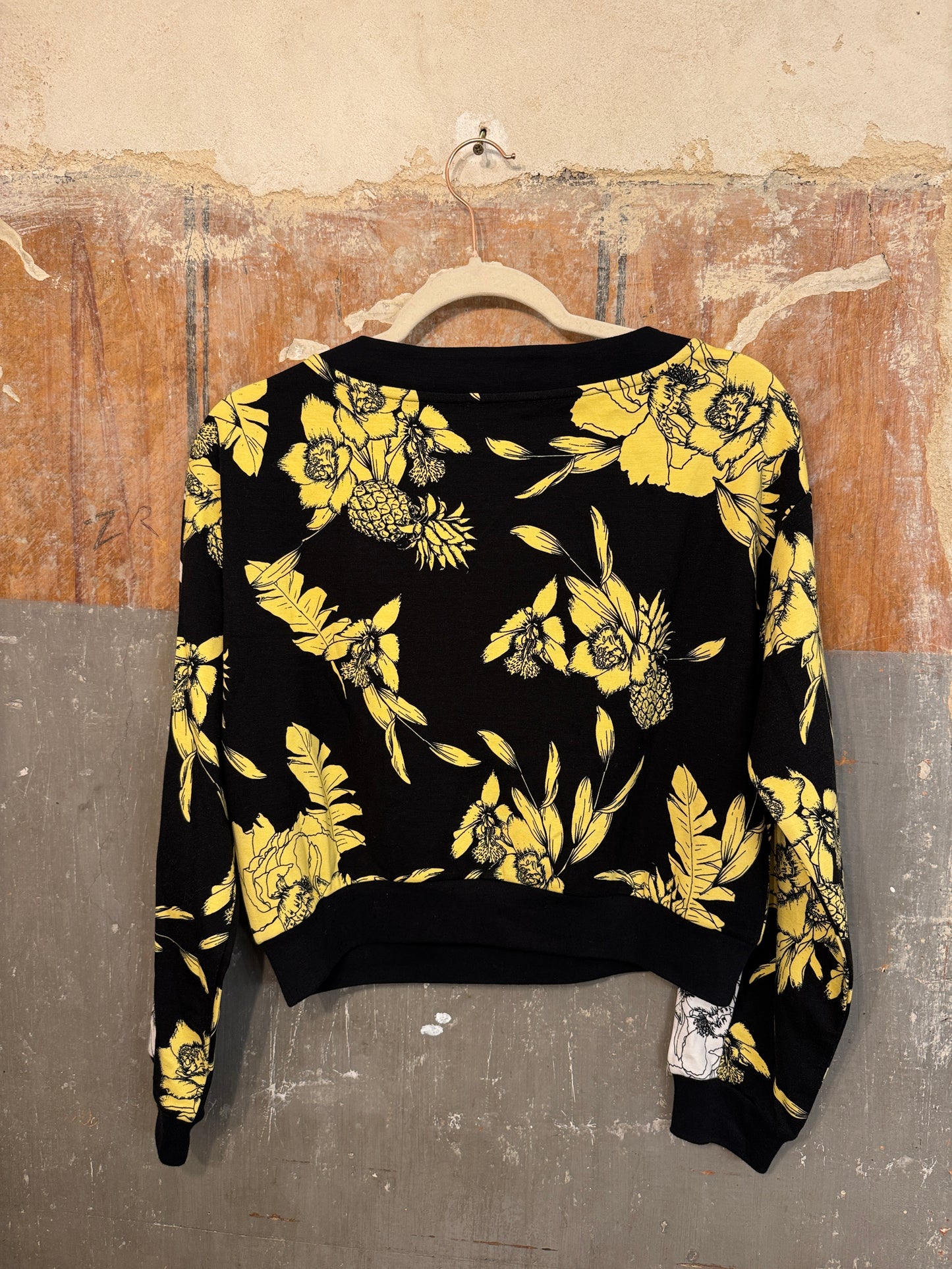 FELPA CROP LIUJO NERA FIORI