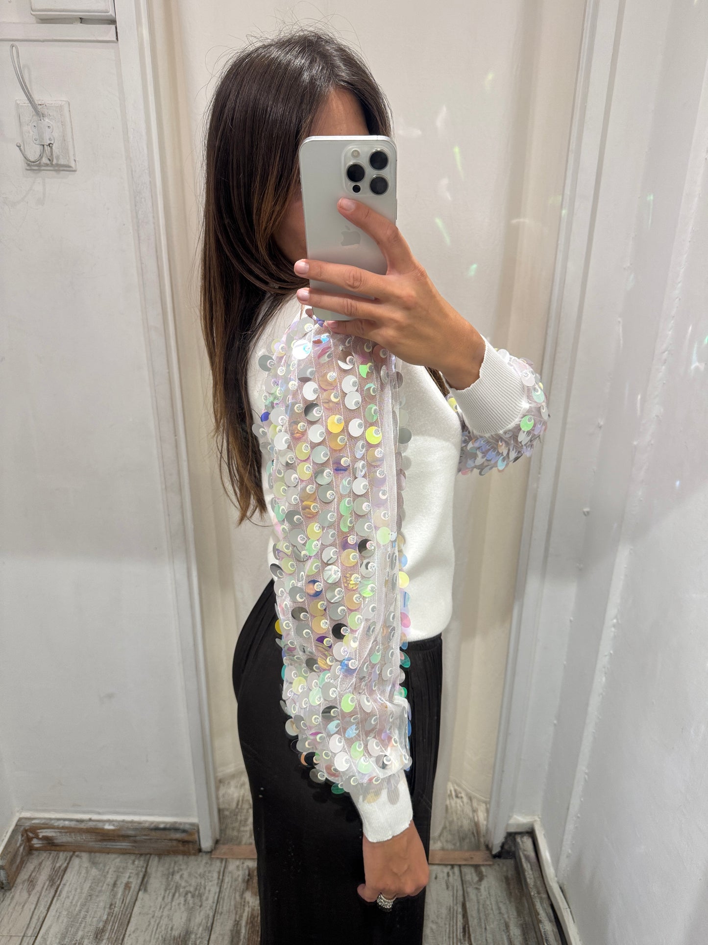 MAGLIA BIANCA CON MANICHE DI PAILLETTES