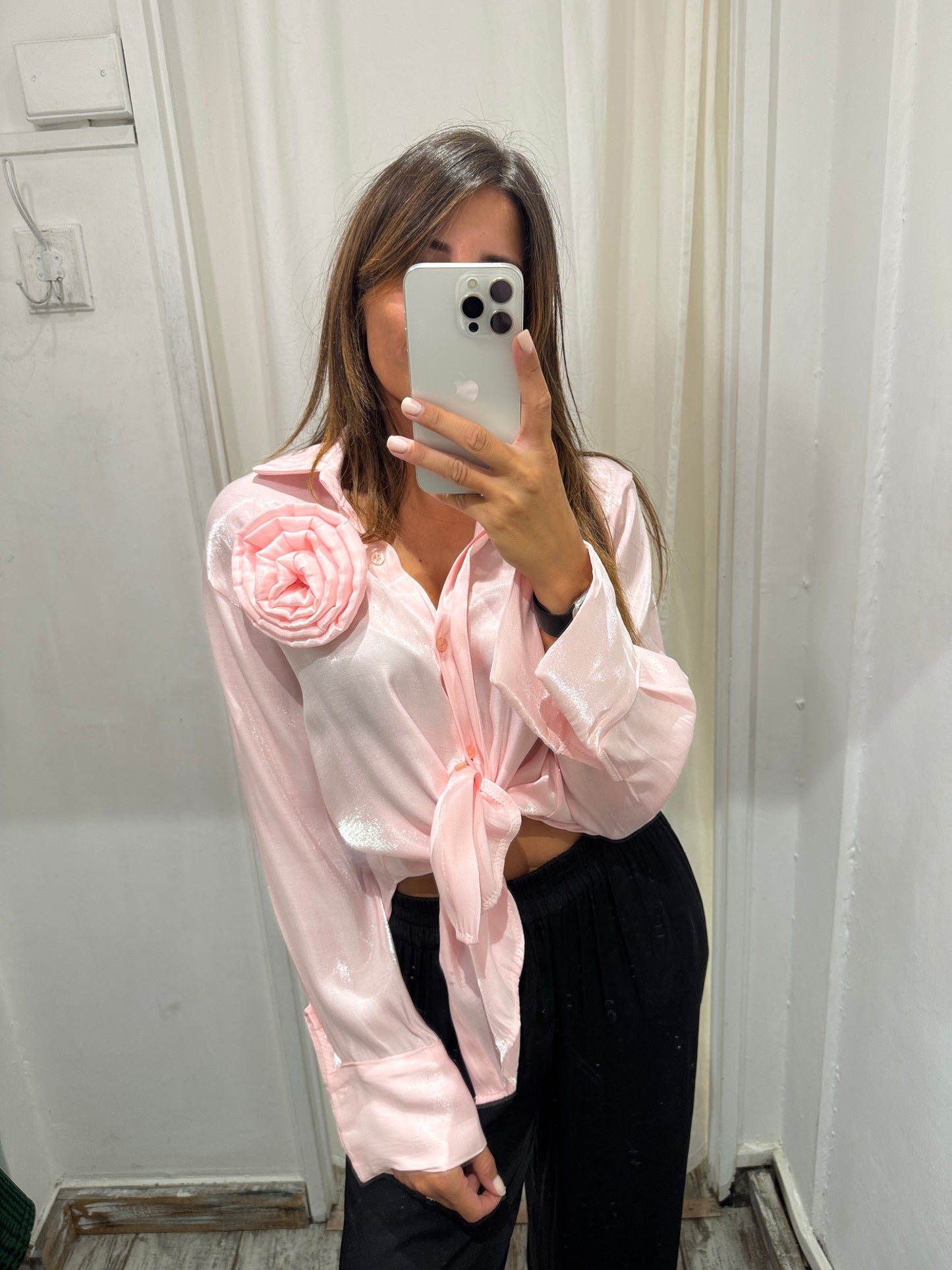 CAMICIA SATIN ROSA CON ROSA APPLICATA