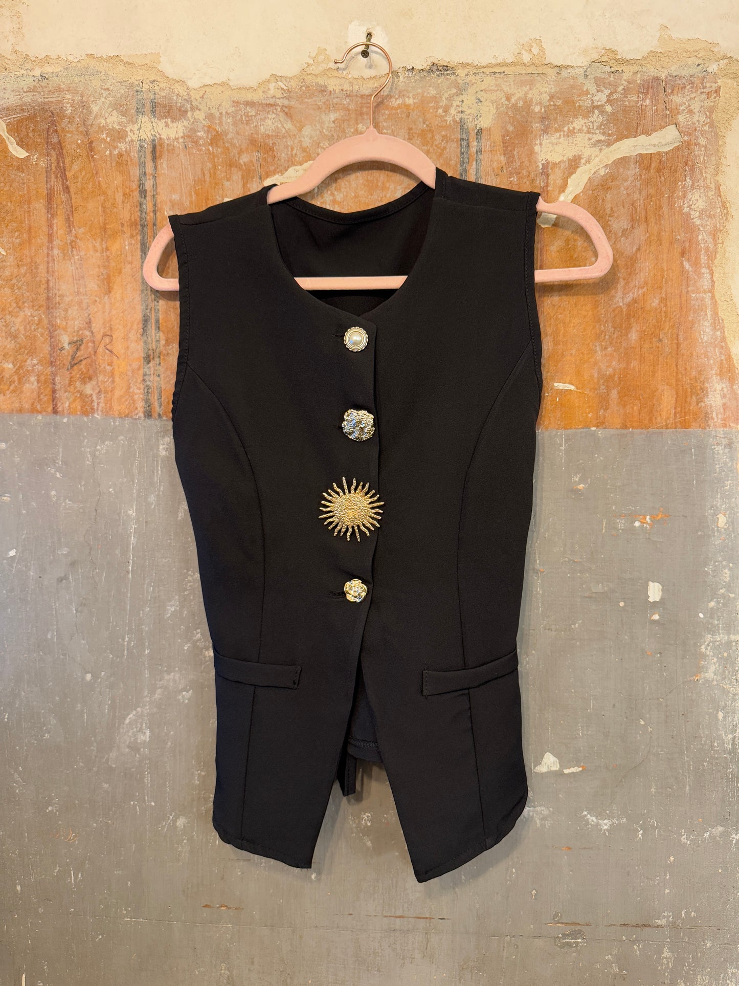 GILET NERO BOTTONI ORO