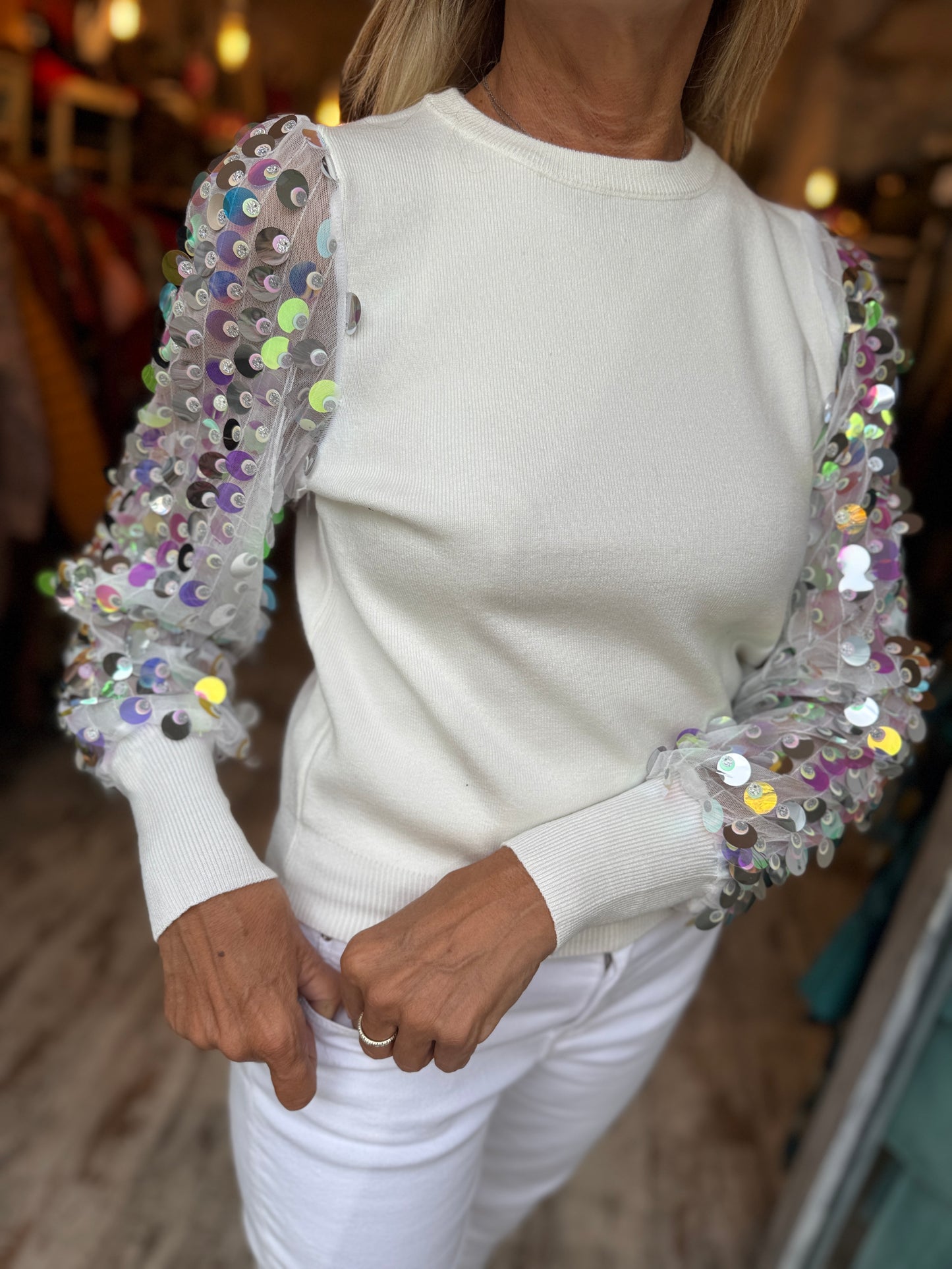 MAGLIA BIANCA CON MANICHE DI PAILLETTES