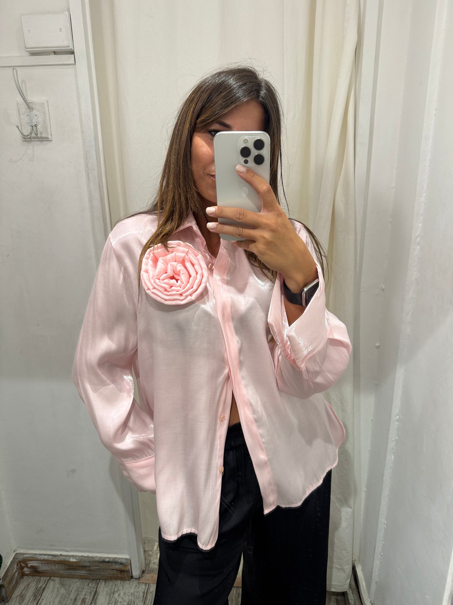 CAMICIA SATIN ROSA CON ROSA APPLICATA