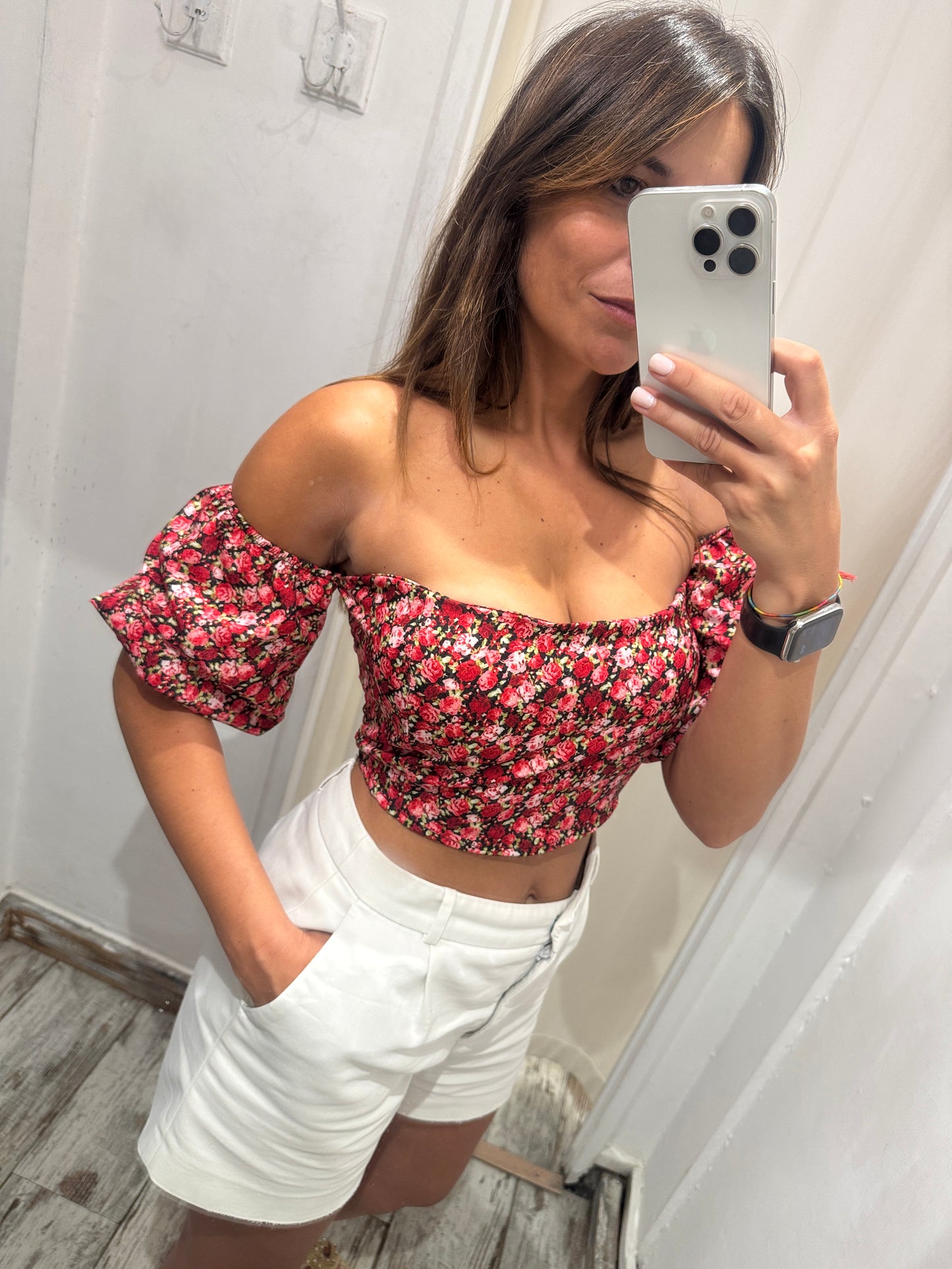 CROP TOP NERO FIORI ROSSI