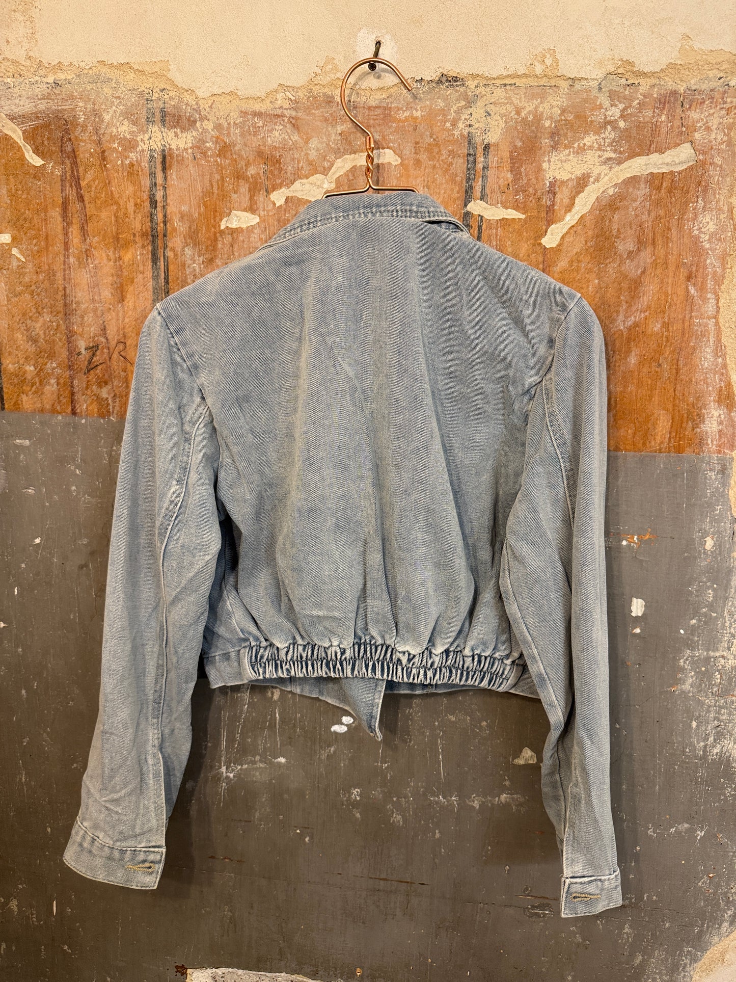 GIUBBINO CROP DENIM CON ZIP LATERALE TASCHE FINTE