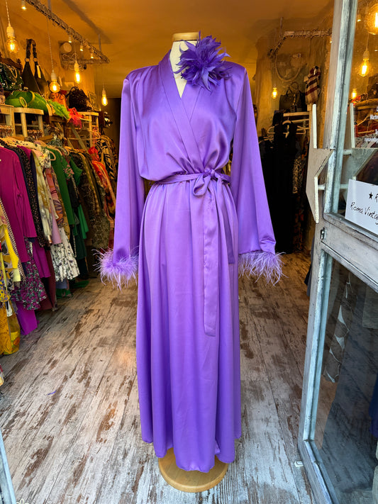 ABITO LUNGO SATIN VIOLA CON PIUME