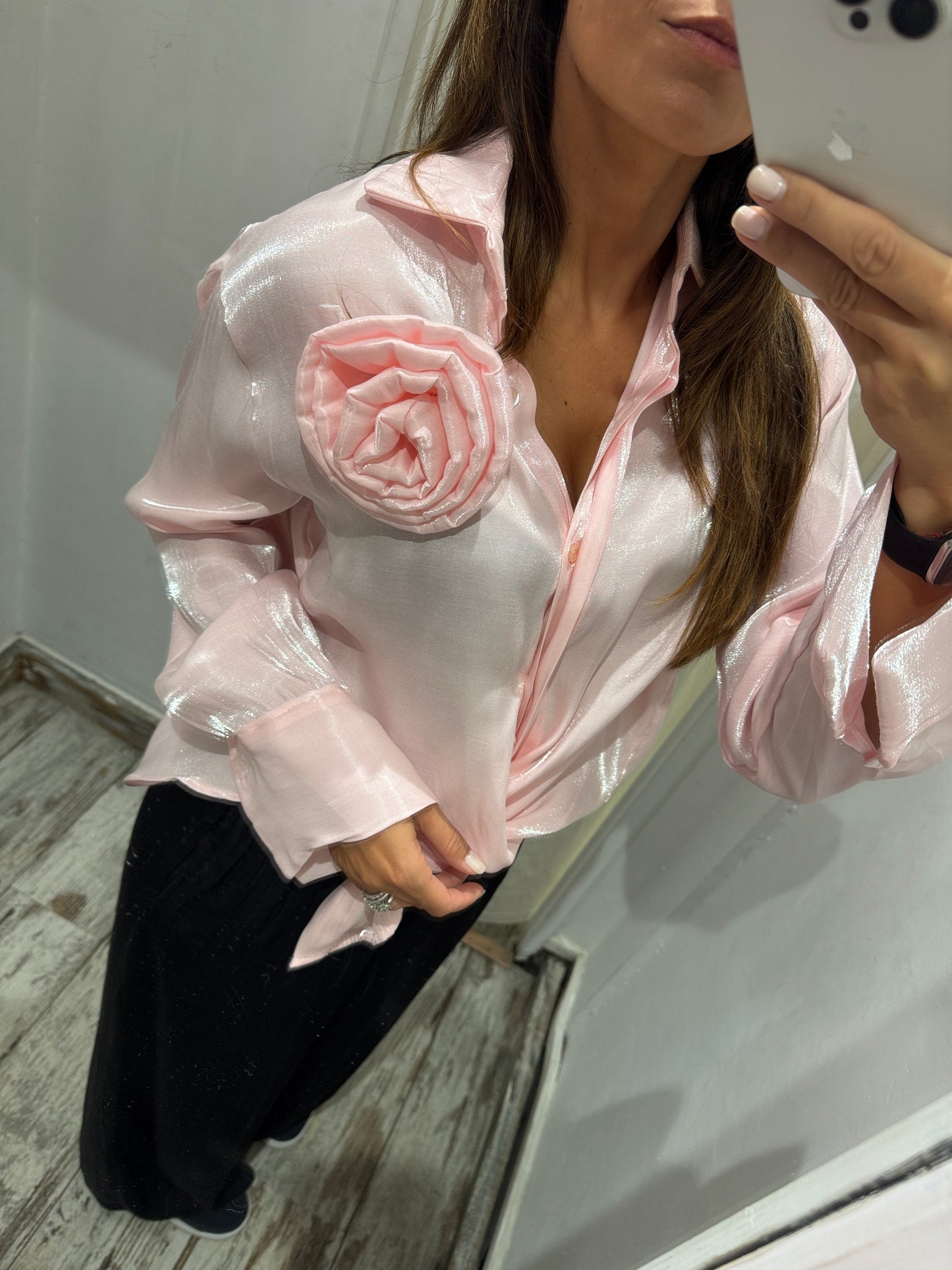 CAMICIA SATIN ROSA CON ROSA APPLICATA