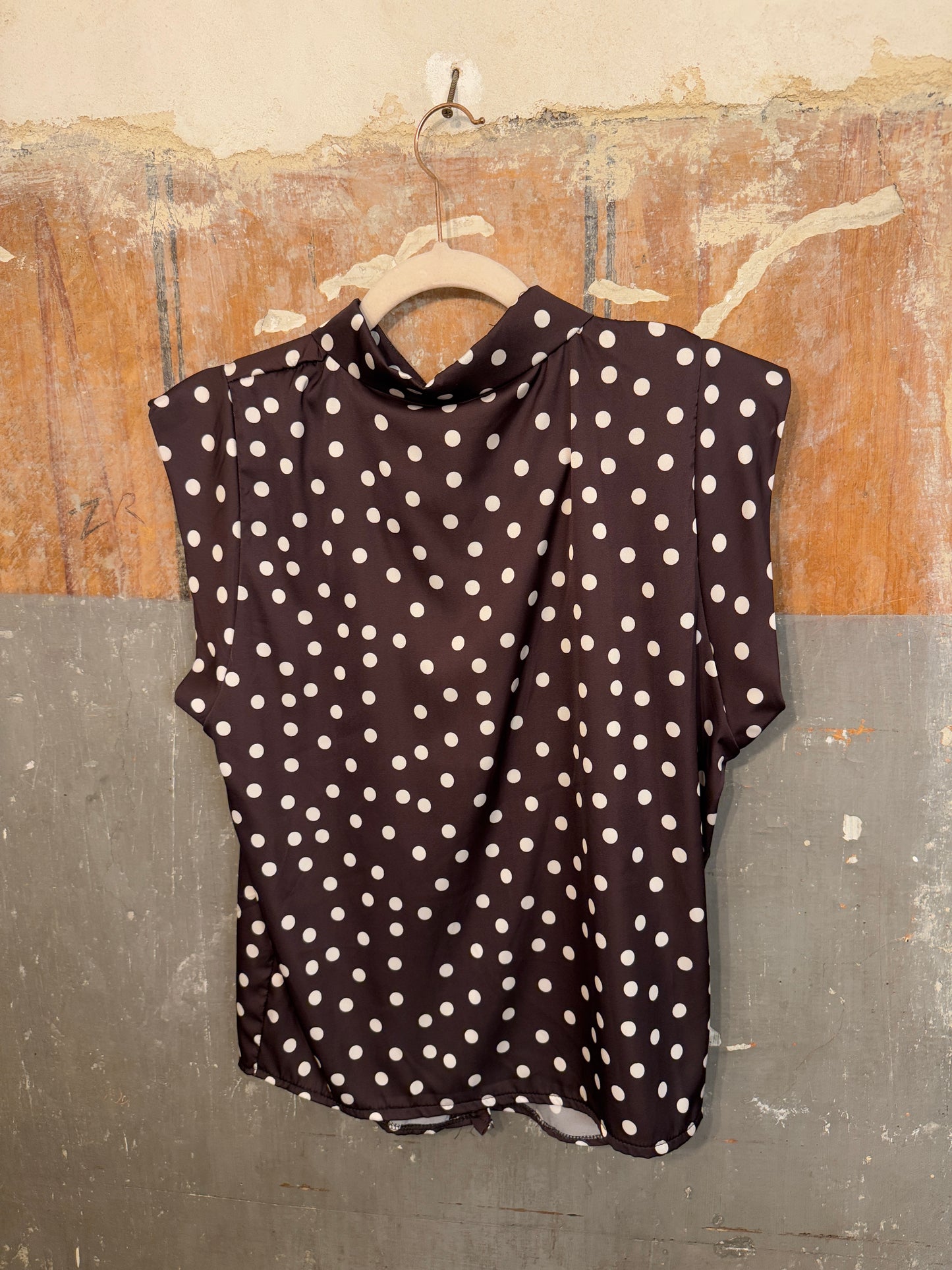 CAMICIA MARRONE POIS BIANCHI SENZA MANICHE