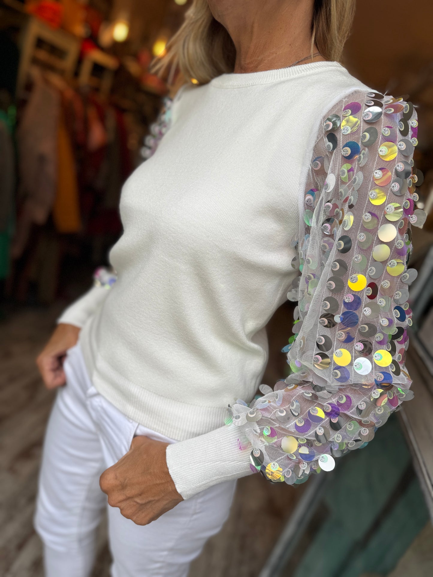 MAGLIA BIANCA CON MANICHE DI PAILLETTES