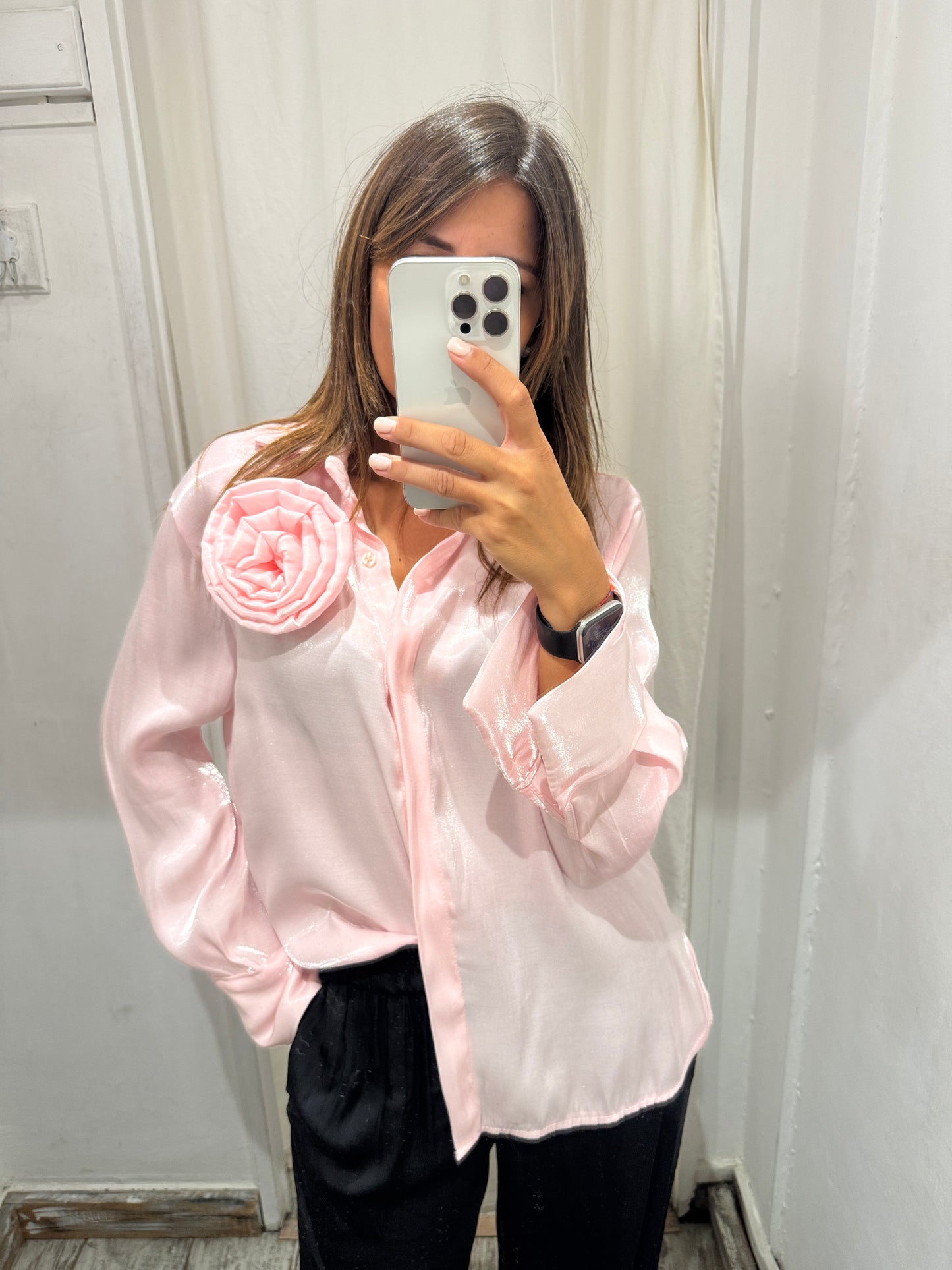 CAMICIA SATIN ROSA CON ROSA APPLICATA