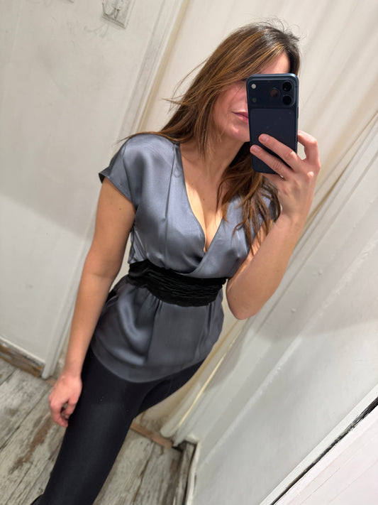 NEW COLLECTION - BLUSA 6267 in SETA GRIGIO CON FASCIA NERA