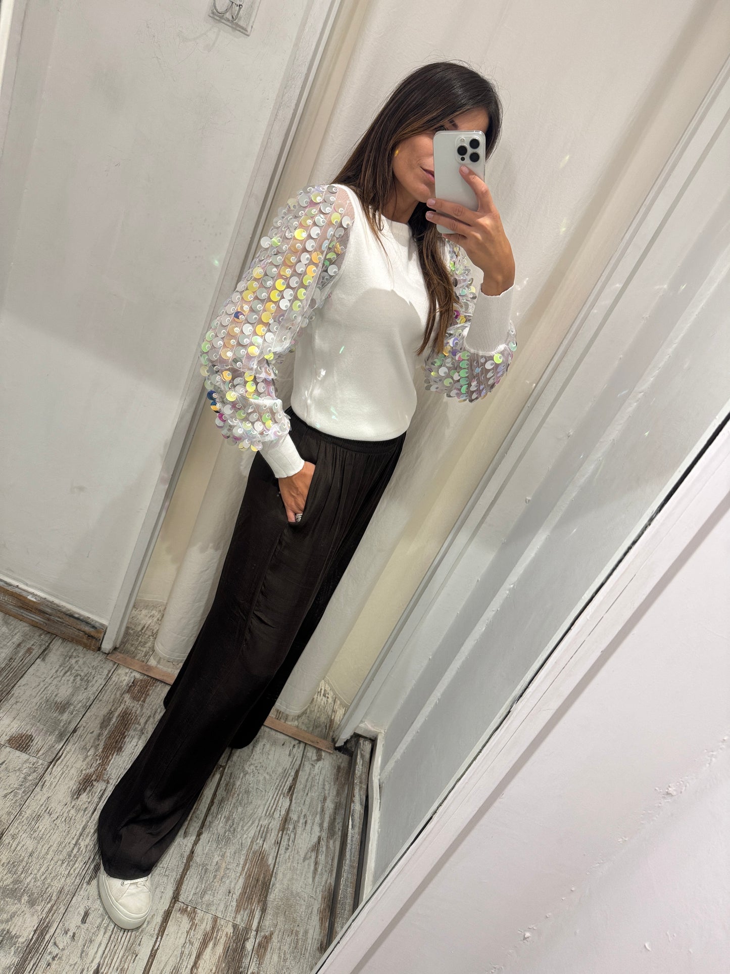 MAGLIA BIANCA CON MANICHE DI PAILLETTES