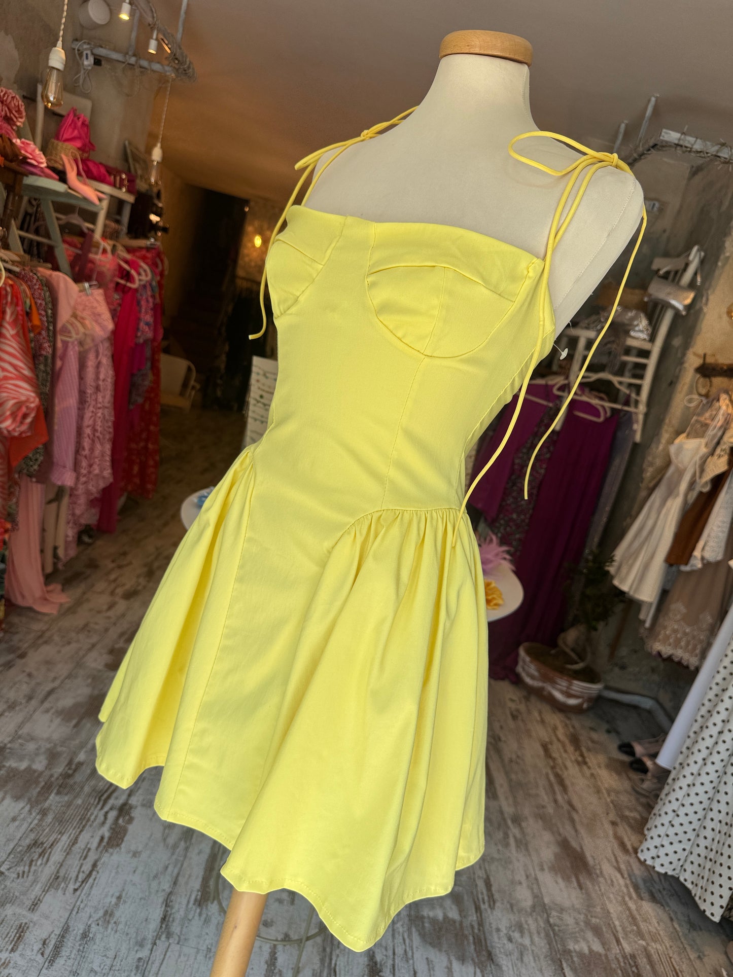 ABITO CORTO SVASATO GIALLO