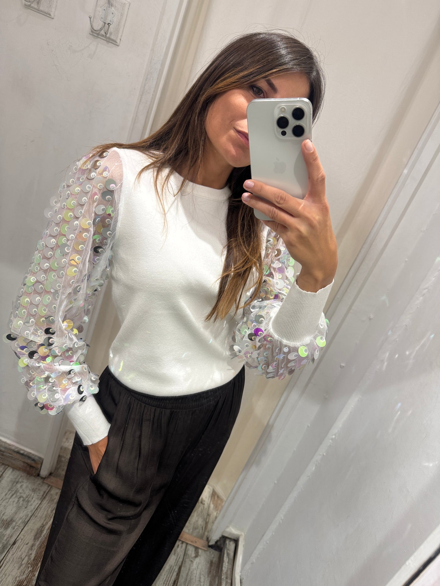 MAGLIA BIANCA CON MANICHE DI PAILLETTES