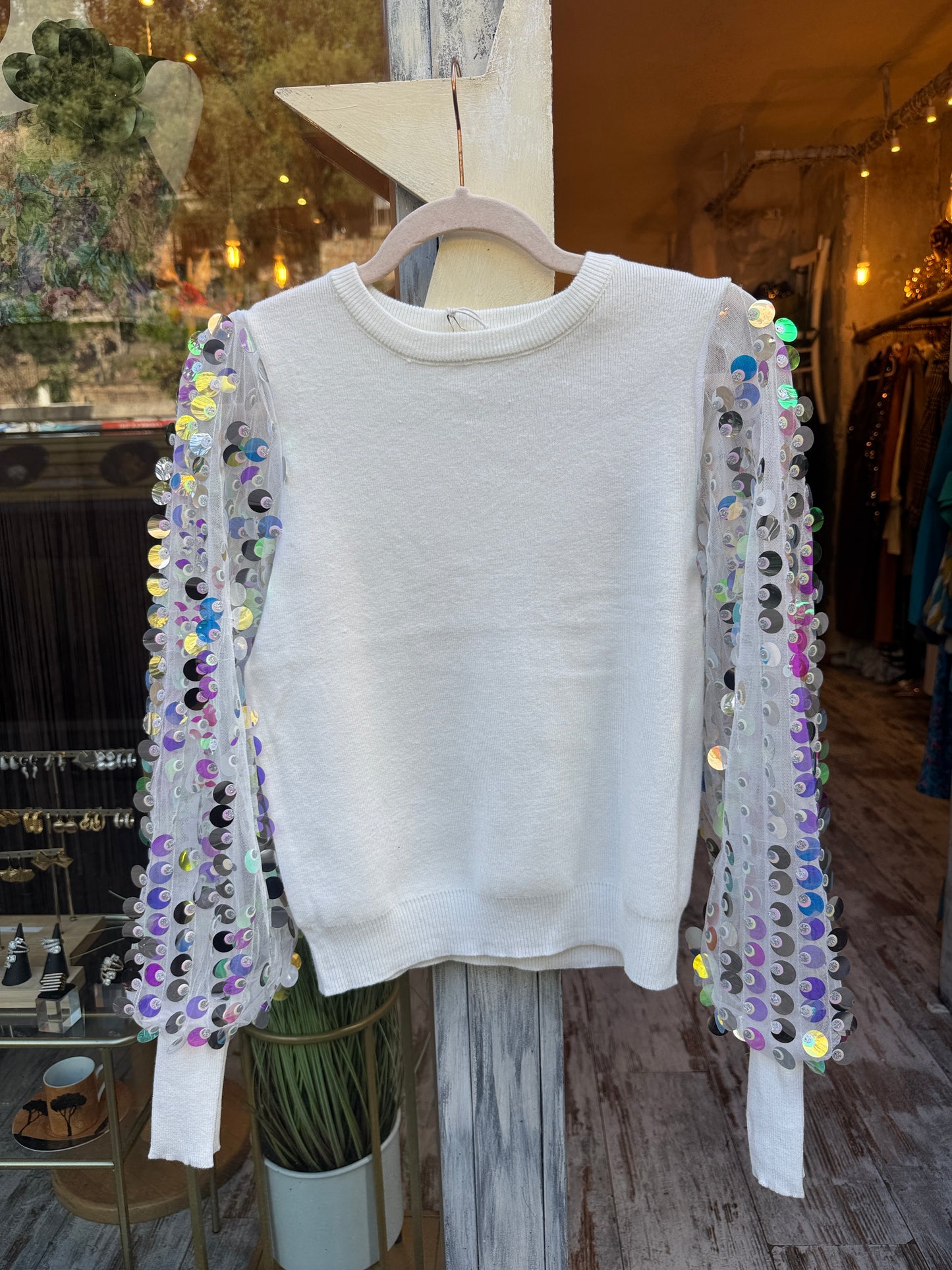 MAGLIA BIANCA CON MANICHE DI PAILLETTES