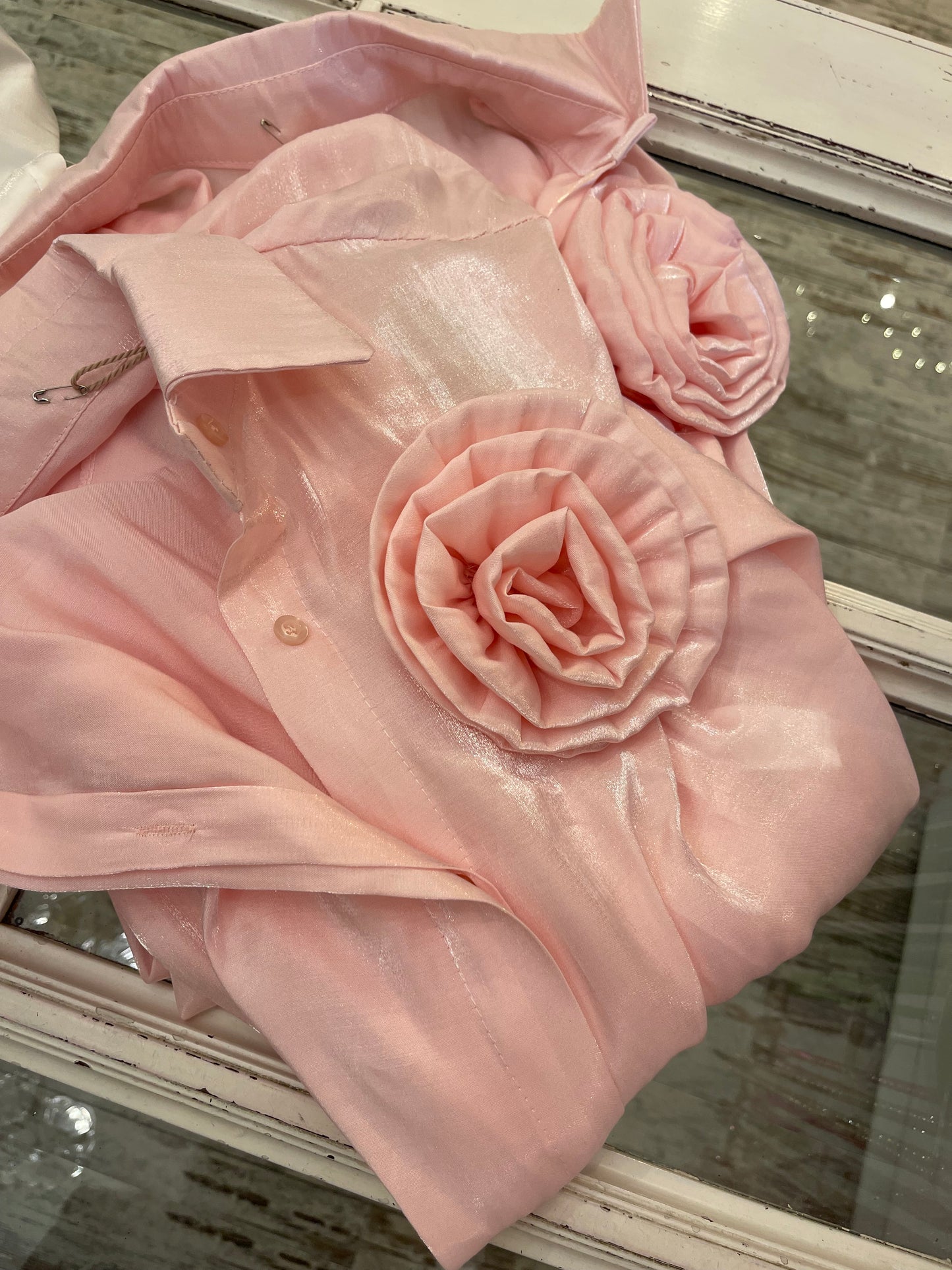 CAMICIA SATIN ROSA CON ROSA APPLICATA