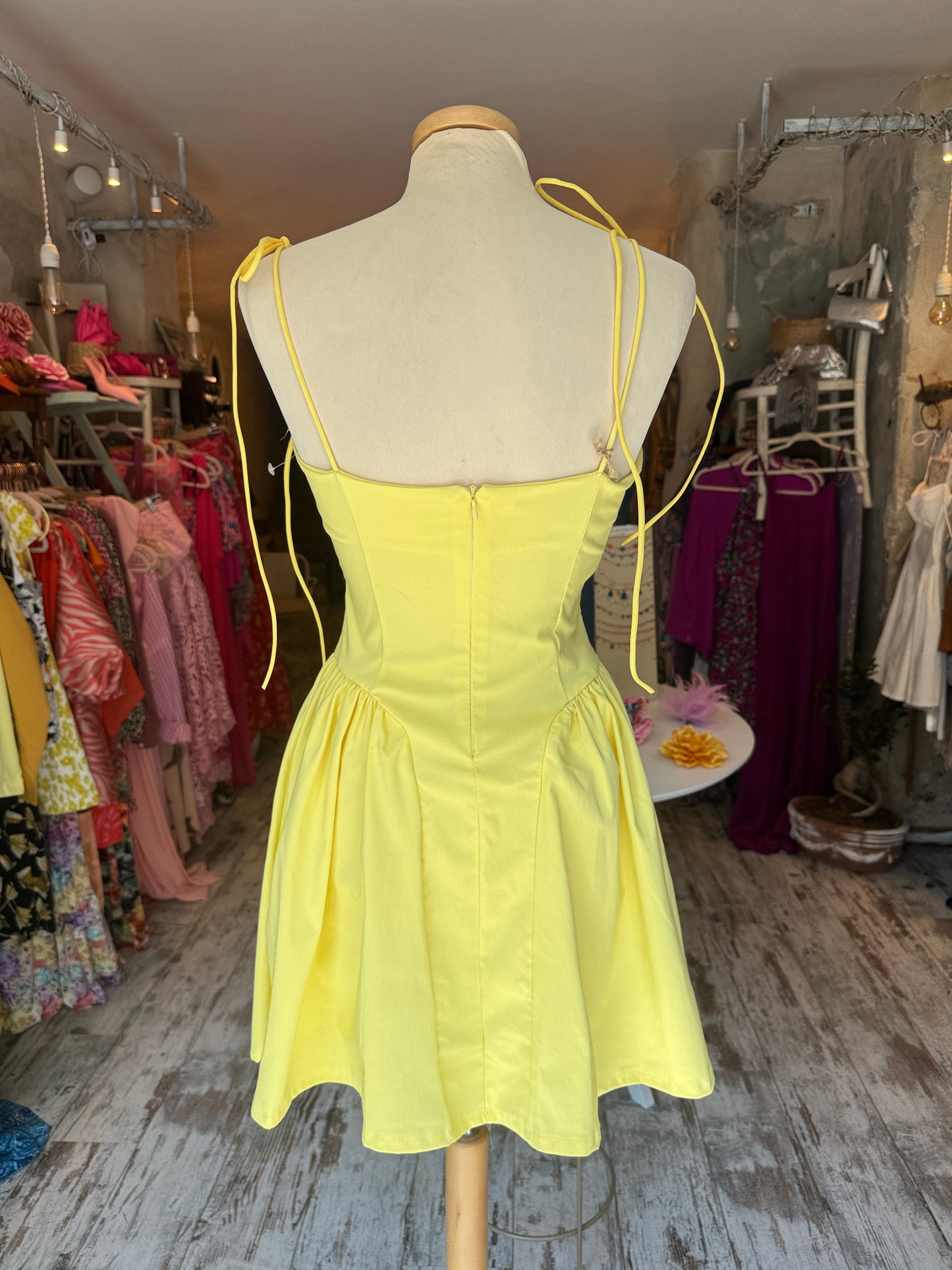 ABITO CORTO SVASATO GIALLO