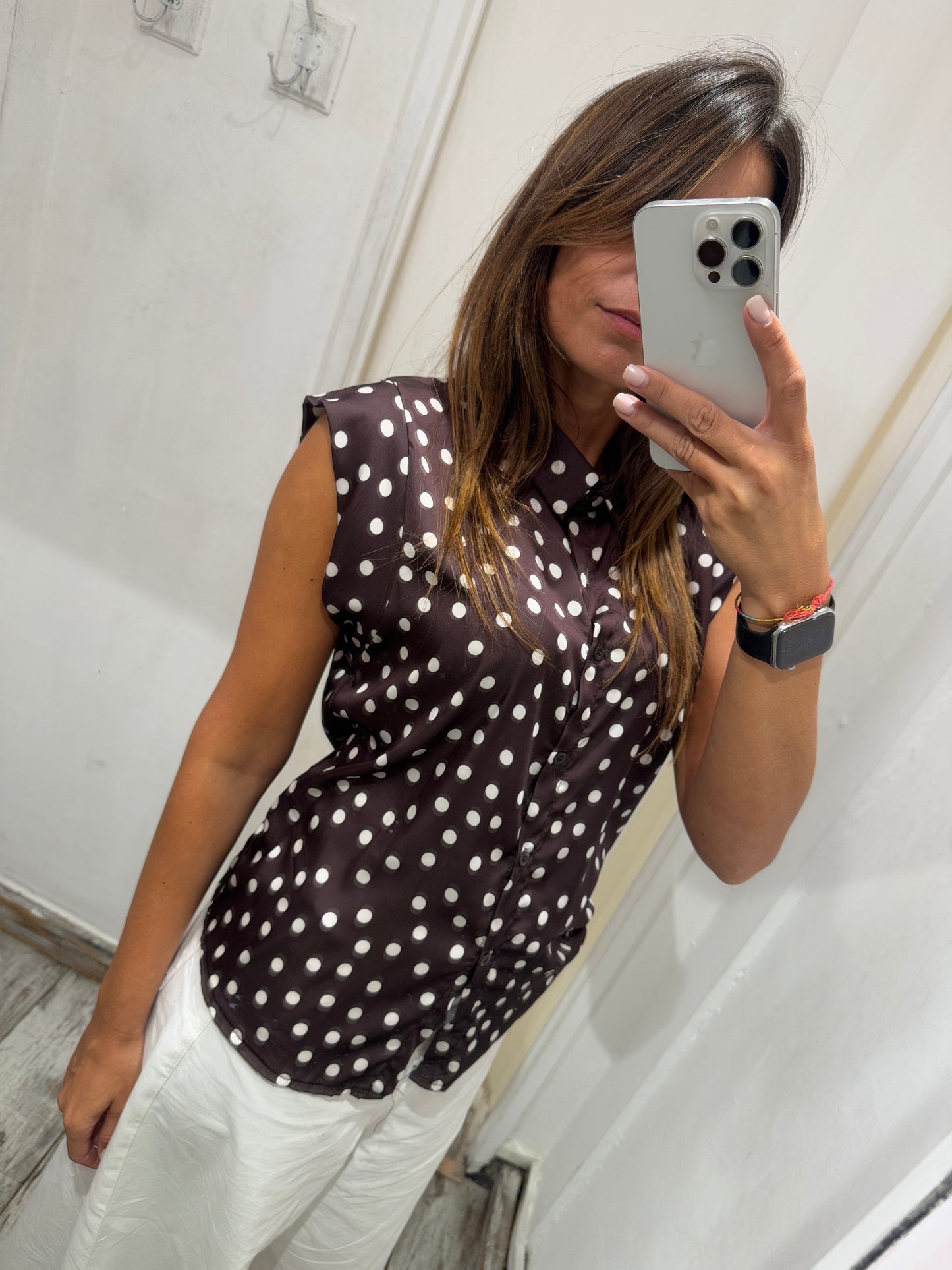 CAMICIA MARRONE POIS BIANCHI SENZA MANICHE