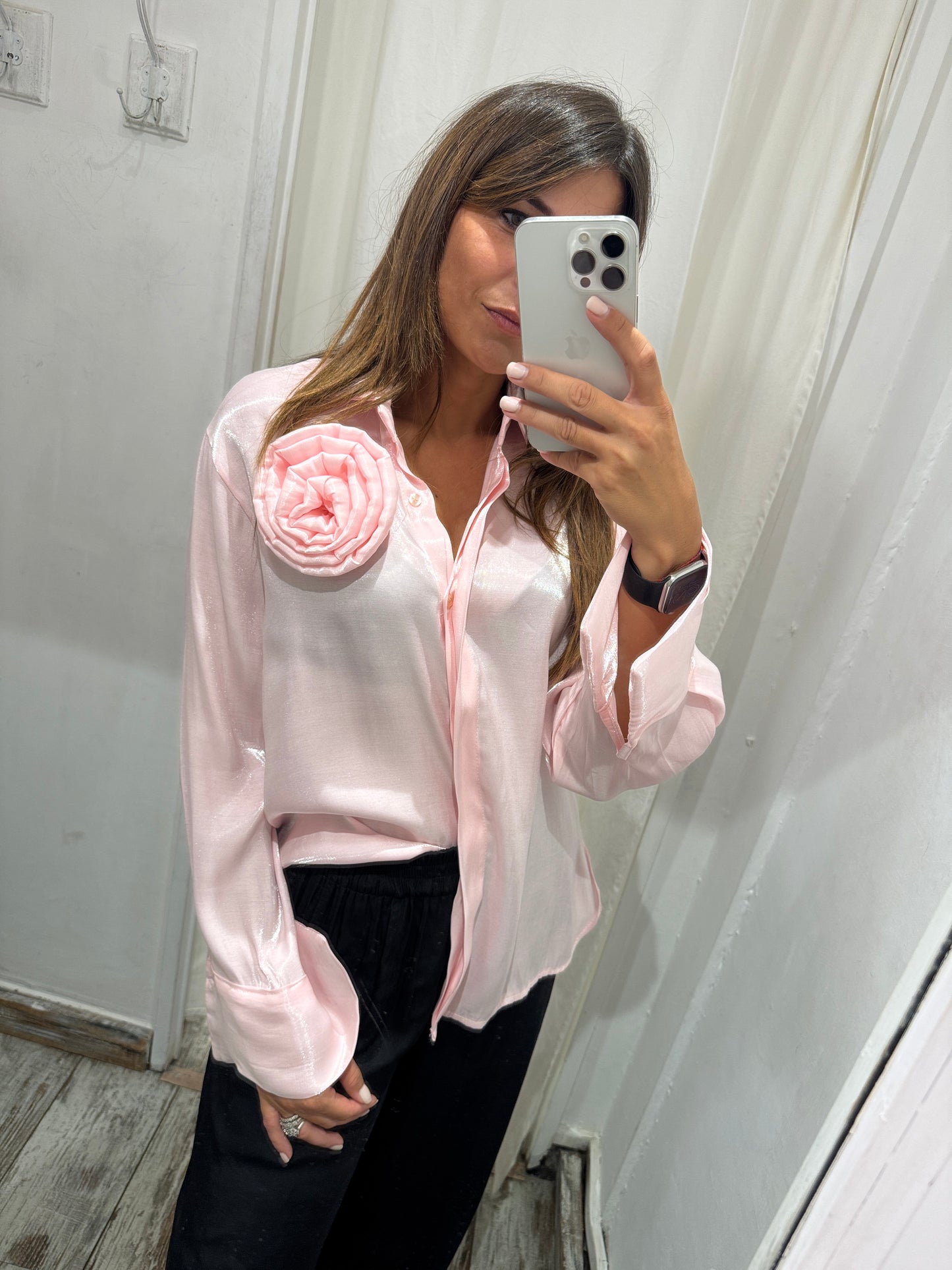 CAMICIA SATIN ROSA CON ROSA APPLICATA