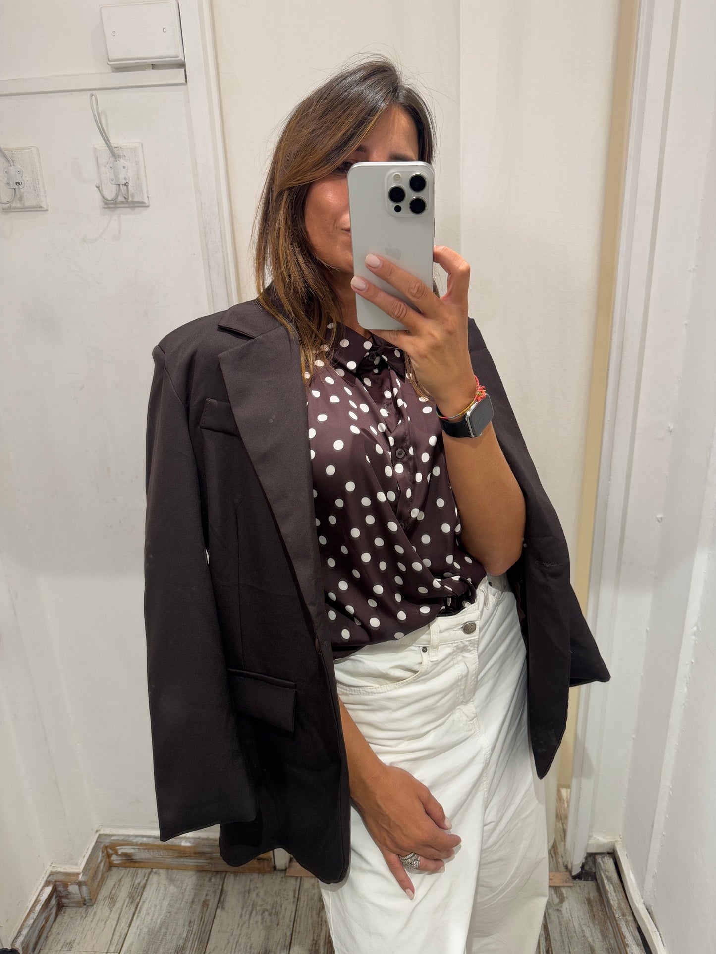CAMICIA MARRONE POIS BIANCHI SENZA MANICHE