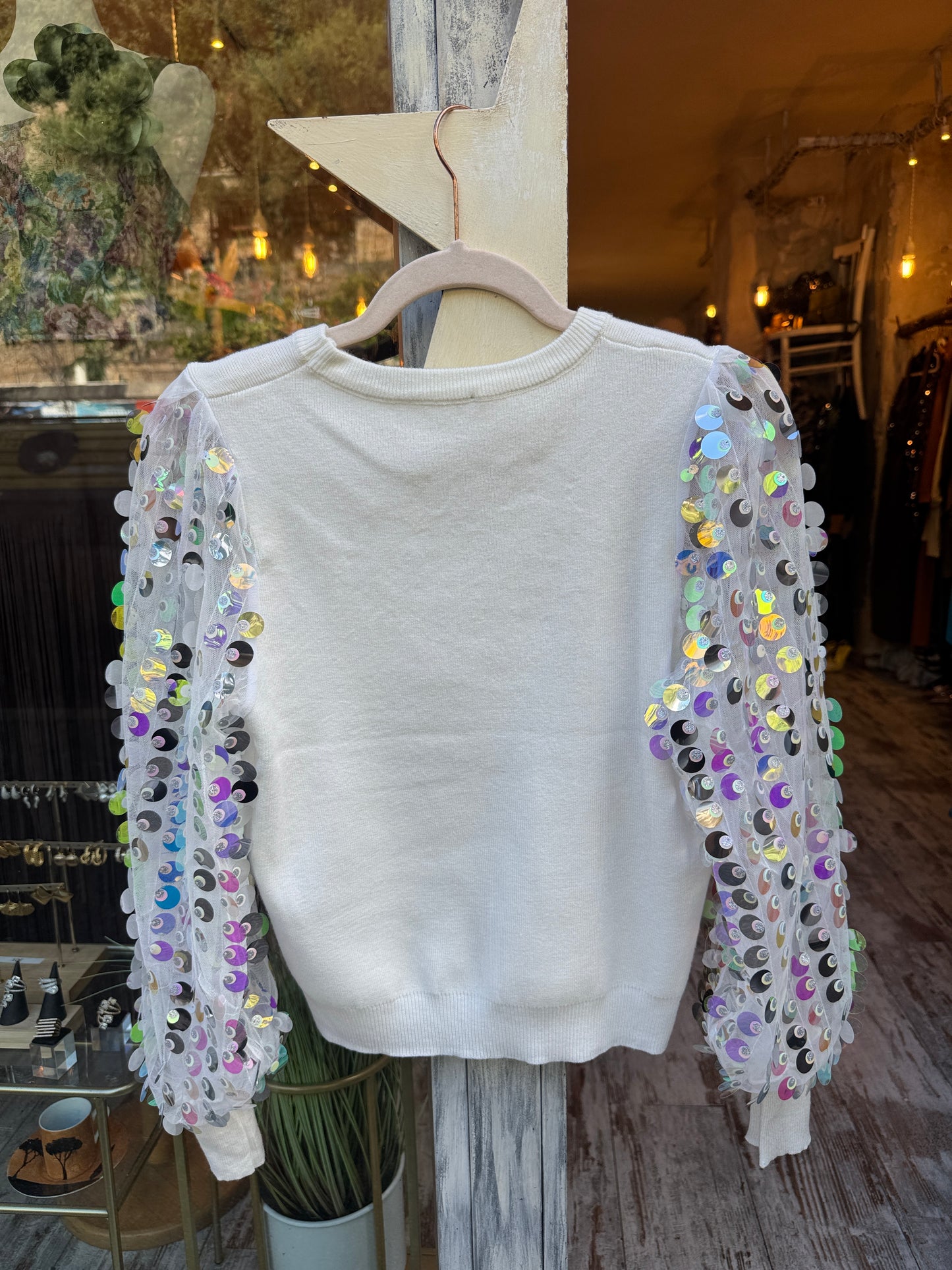 MAGLIA BIANCA CON MANICHE DI PAILLETTES