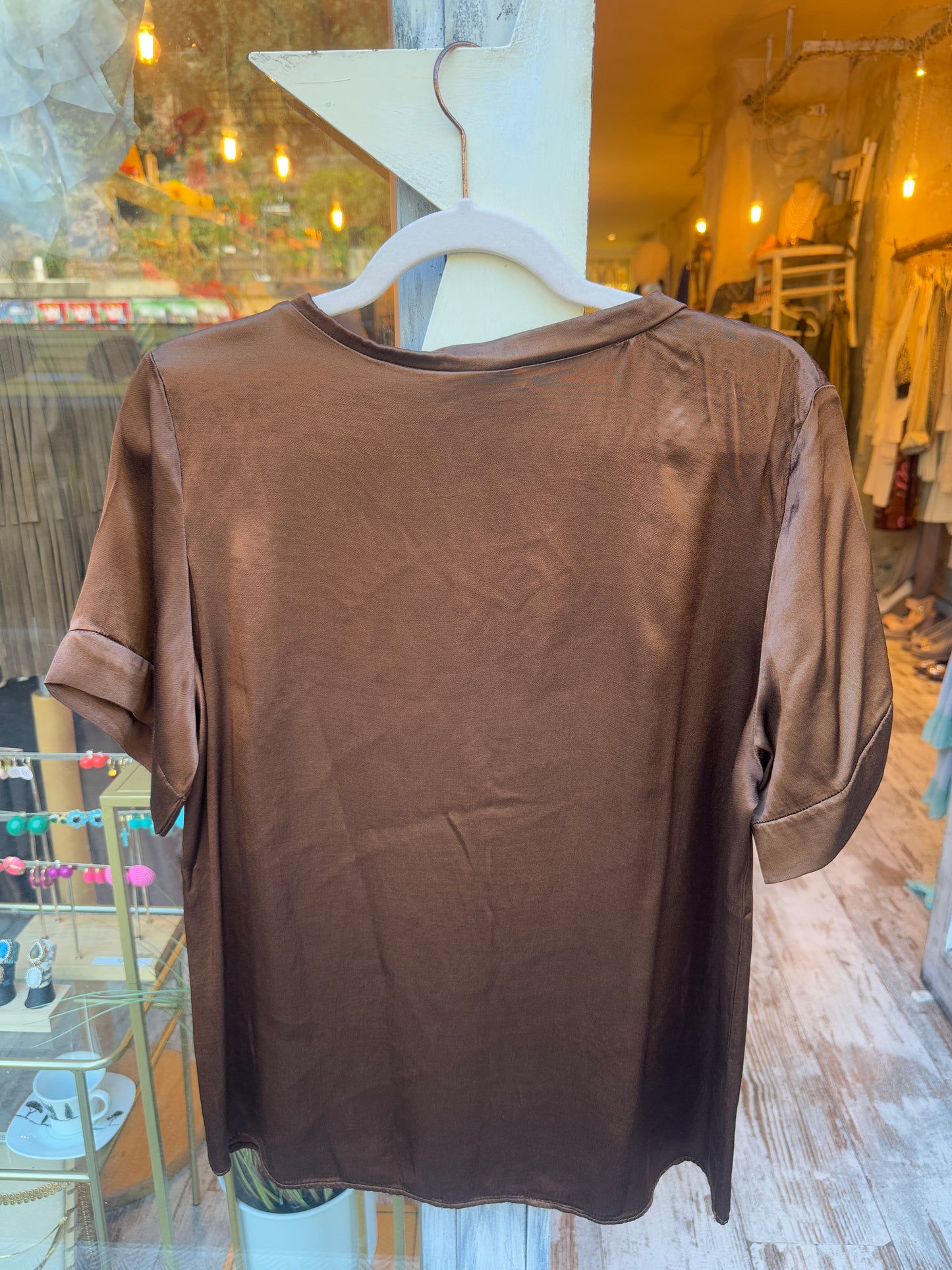BLUSA SATIN MARRONE MANICA CORTA