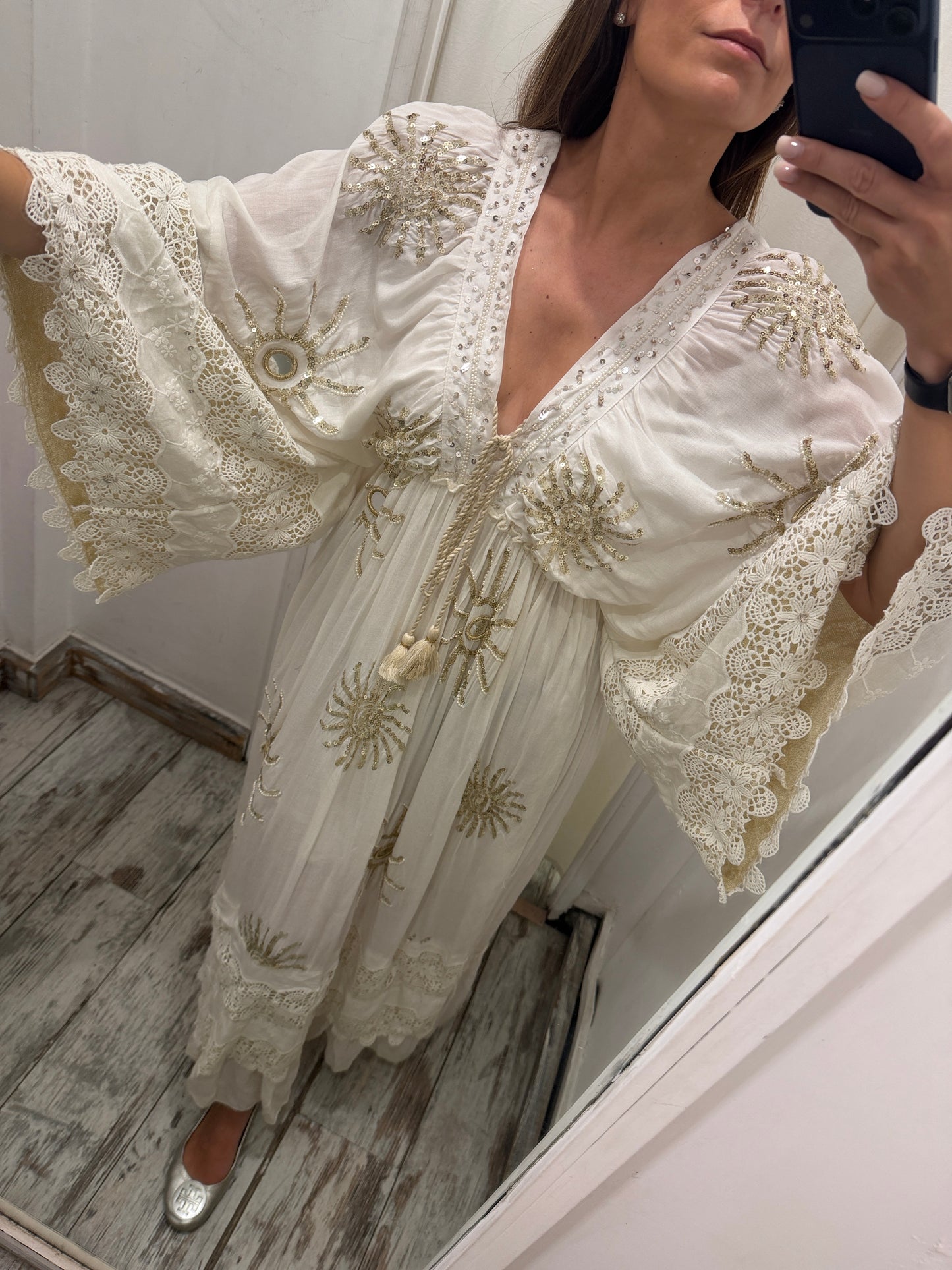 ABITO PANNA CON RICAMI E PAILLETTES ORO