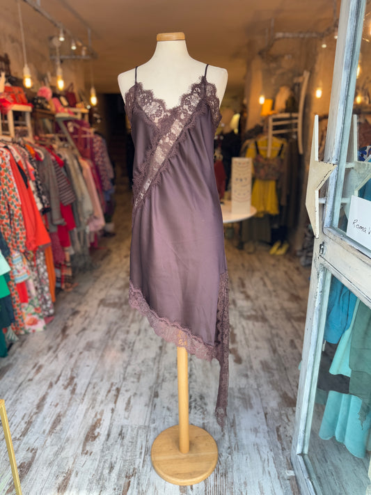 ABITO SOTTOVESTE SATIN MARRONE PIZZO