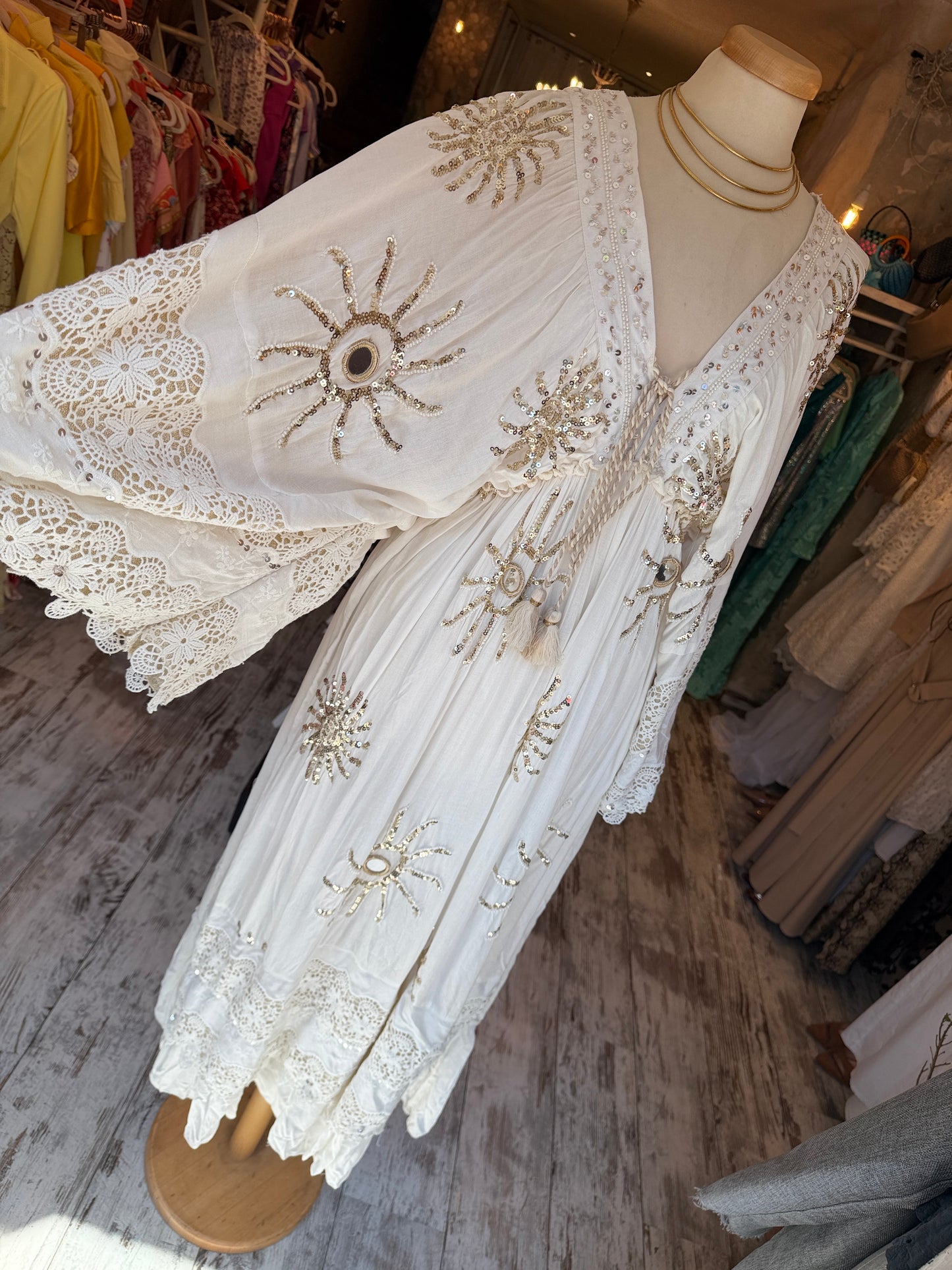 ABITO PANNA CON RICAMI E PAILLETTES ORO