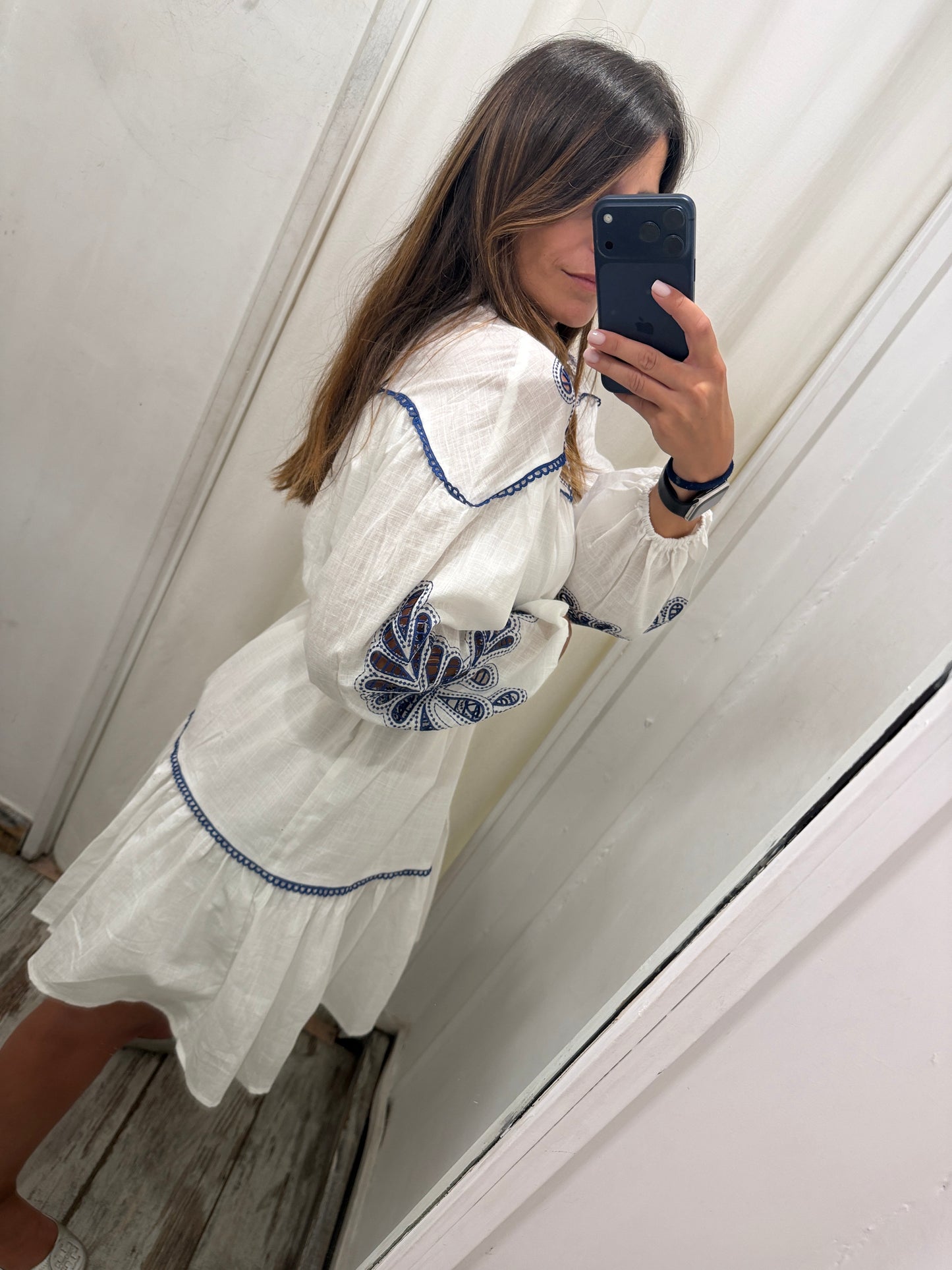 ABITO CHEMISIER BIANCO RICAMI BLU