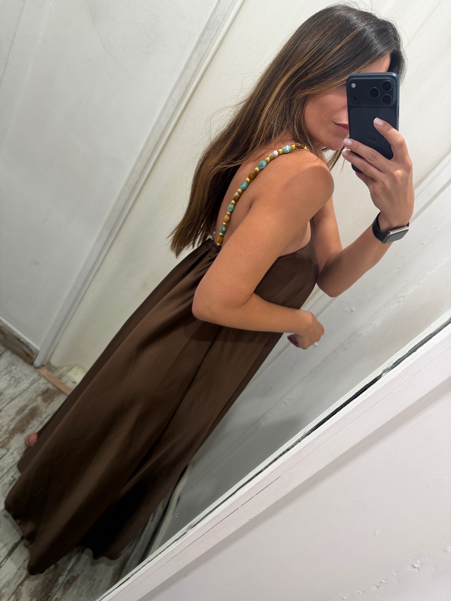 ABITO LUNGO SATIN MARRONE CON PIETRE