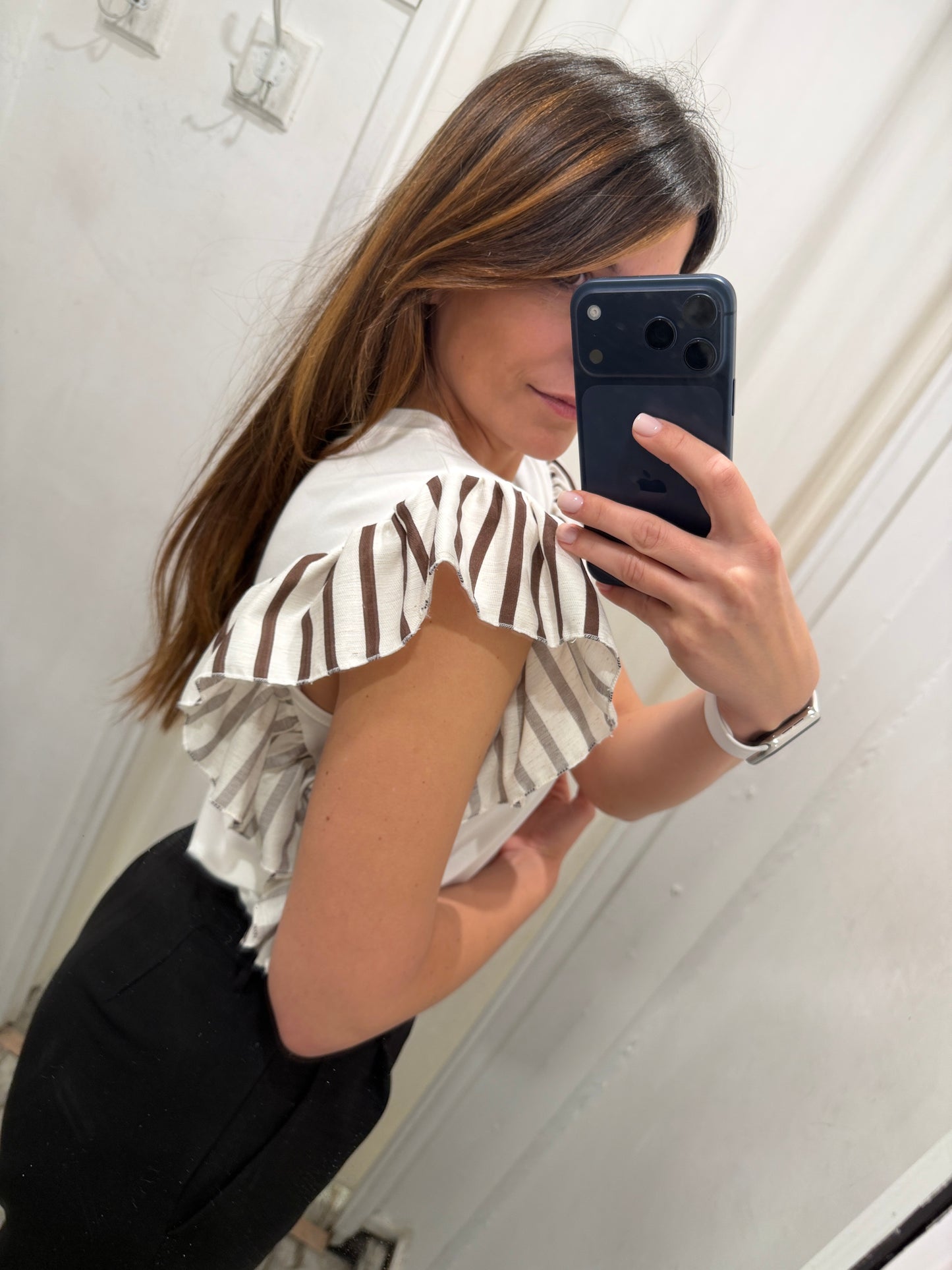 NEW COLLECTION - T-SHIRT BIANCA CON VOLANT RIGHE MARRONI