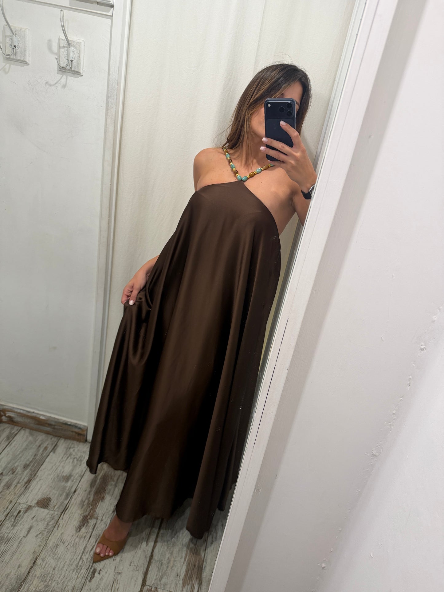 ABITO LUNGO SATIN MARRONE CON PIETRE