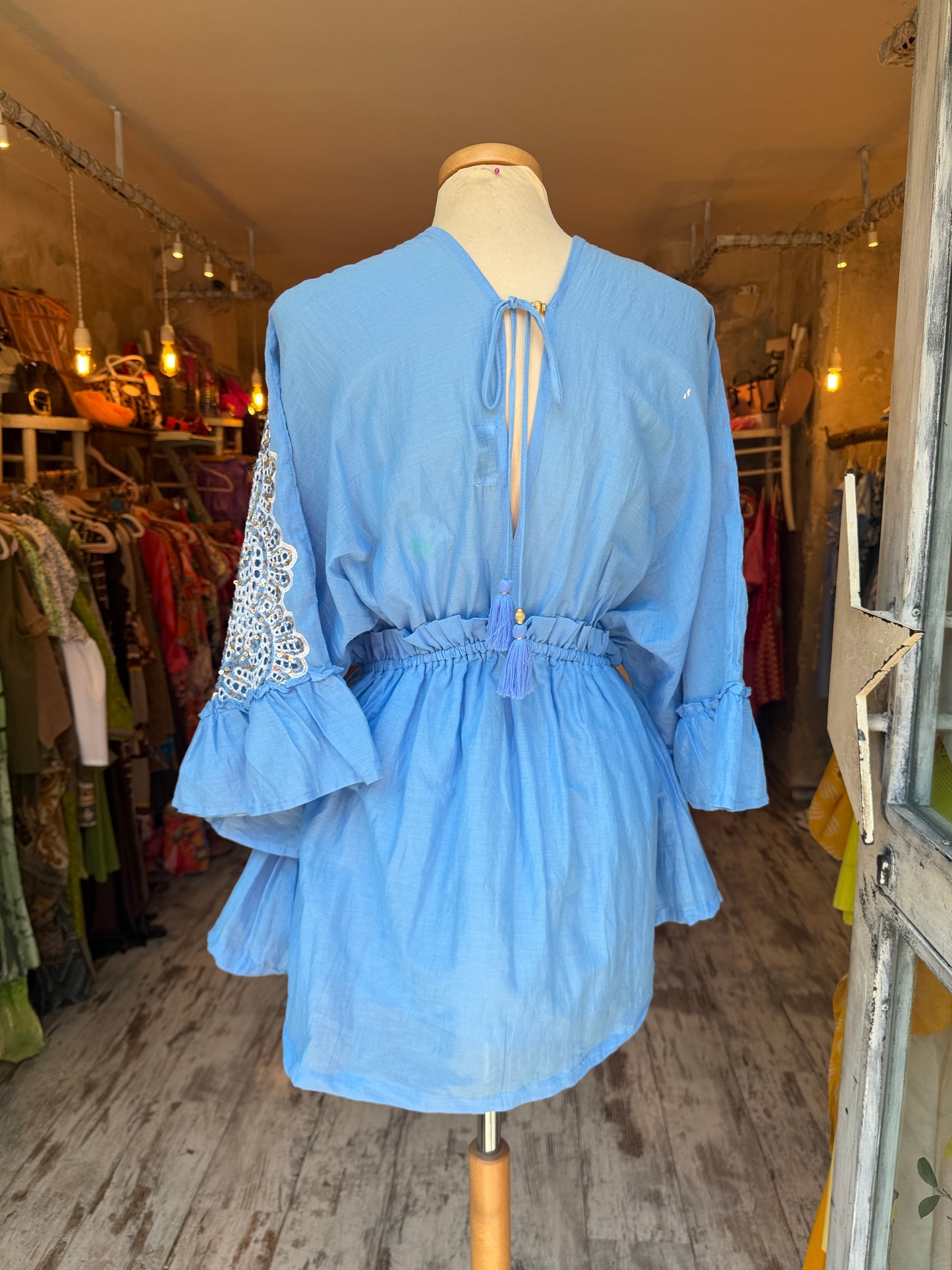 BLUSA/MINI ABITO CELESTE CON RICAMI E PAILLETTES