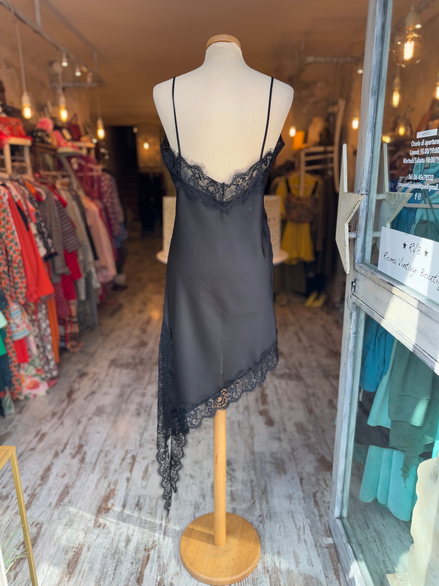ABITO SOTTOVESTE SATIN NERO E PIZZO