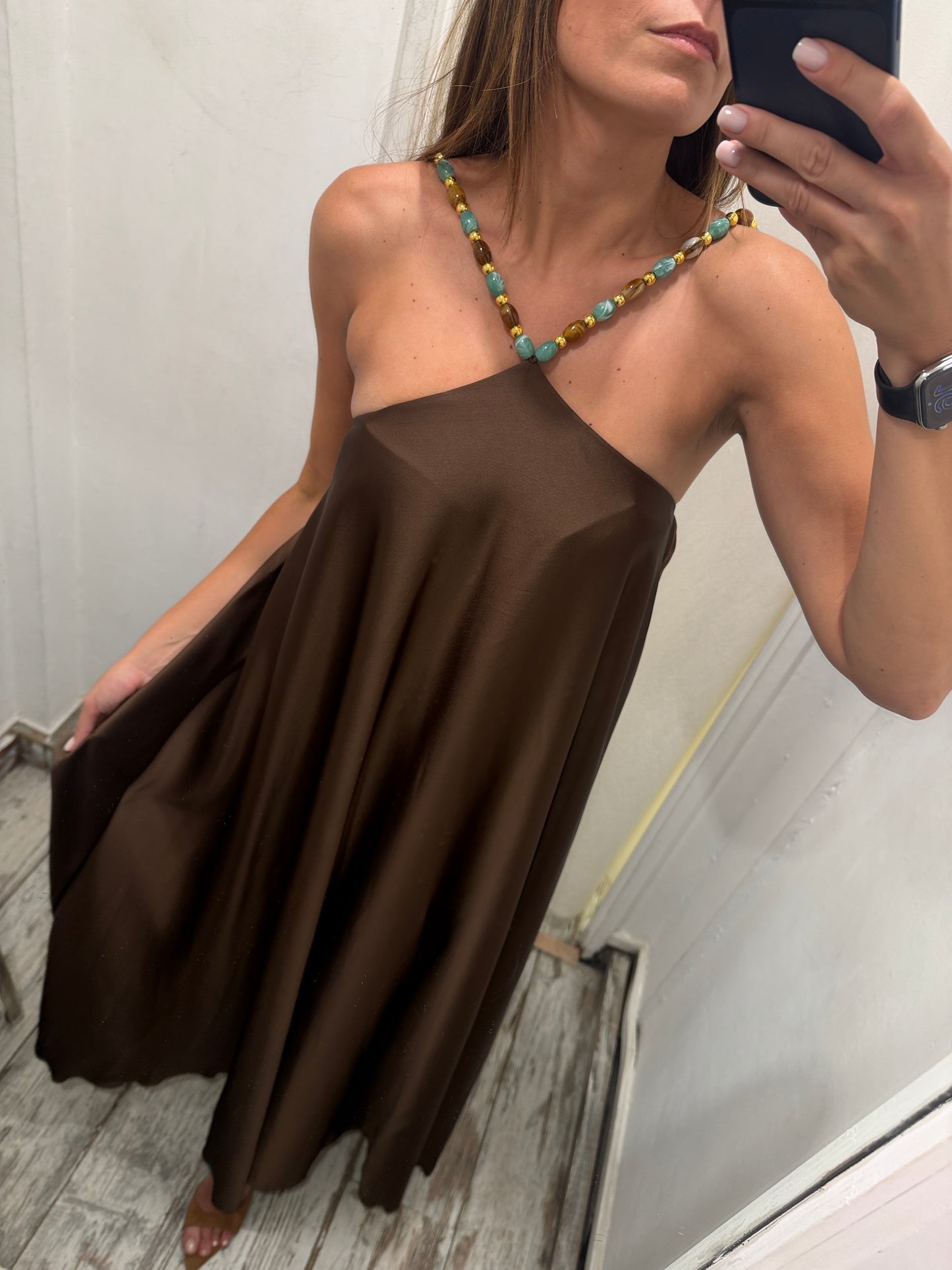 ABITO LUNGO SATIN MARRONE CON PIETRE