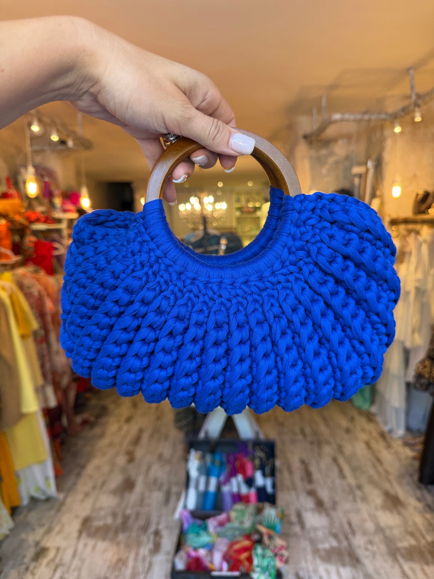 BORSA CROCHET BLU ELETTRICO MANICI LEGNO