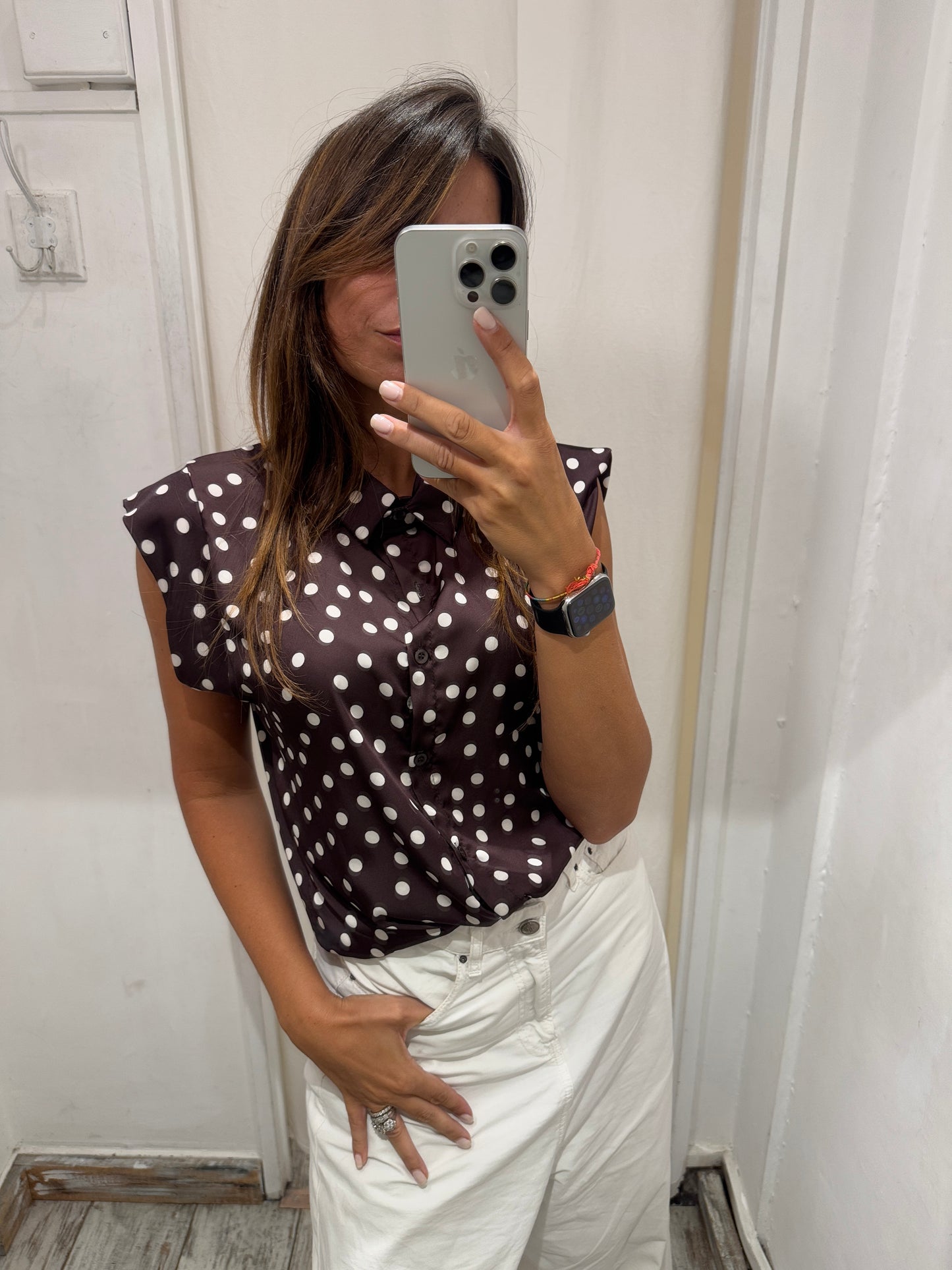 CAMICIA MARRONE POIS BIANCHI SENZA MANICHE
