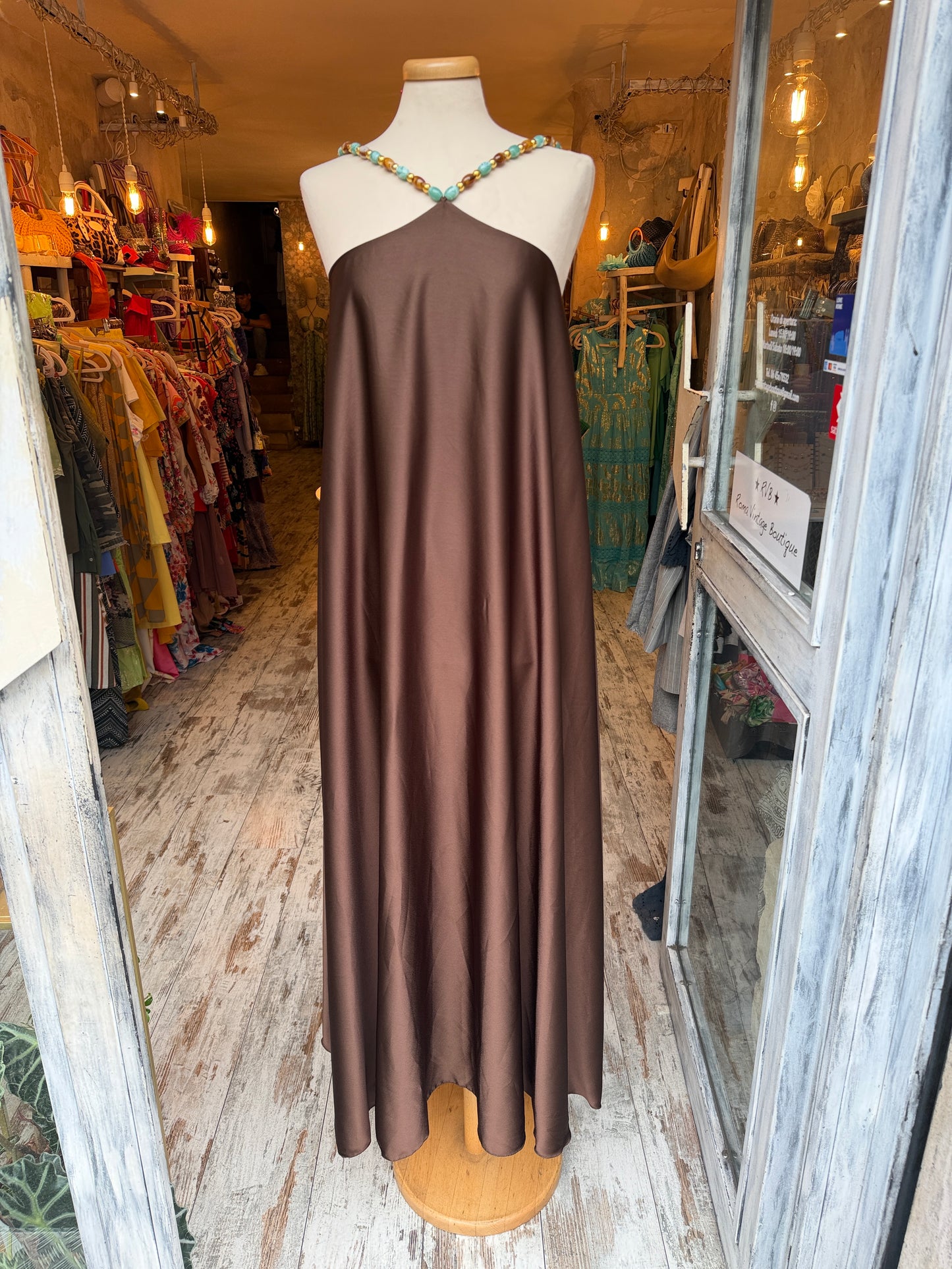 ABITO LUNGO SATIN MARRONE CON PIETRE