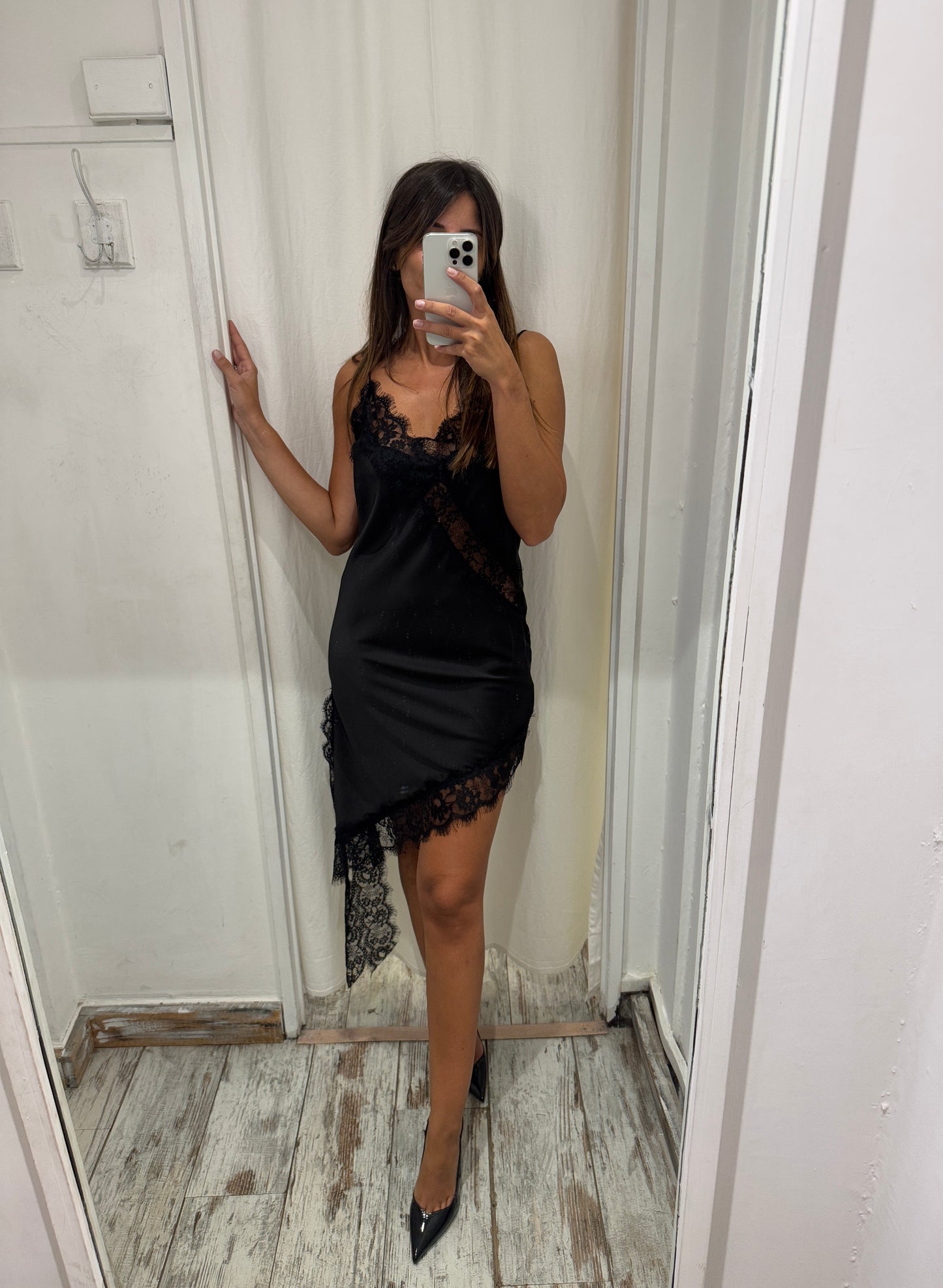 ABITO SOTTOVESTE SATIN NERO E PIZZO