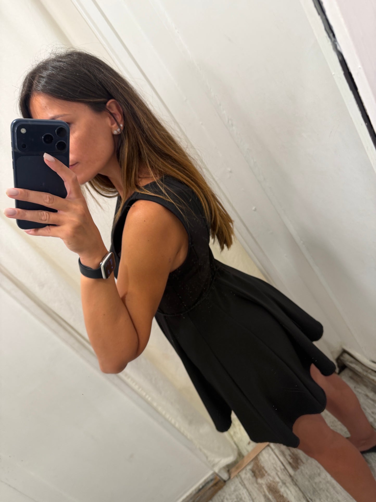 ABITO CORTO NERO A RUOTA