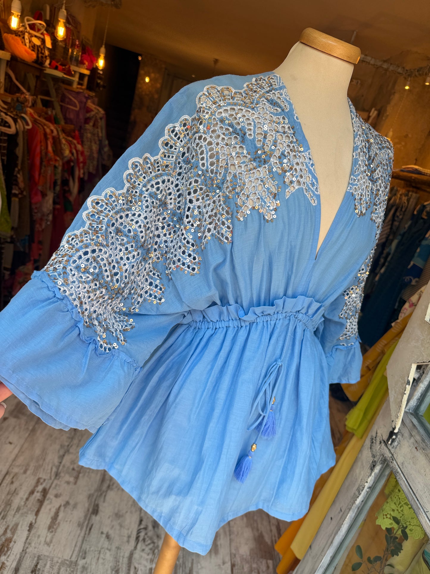 BLUSA/MINI ABITO CELESTE CON RICAMI E PAILLETTES