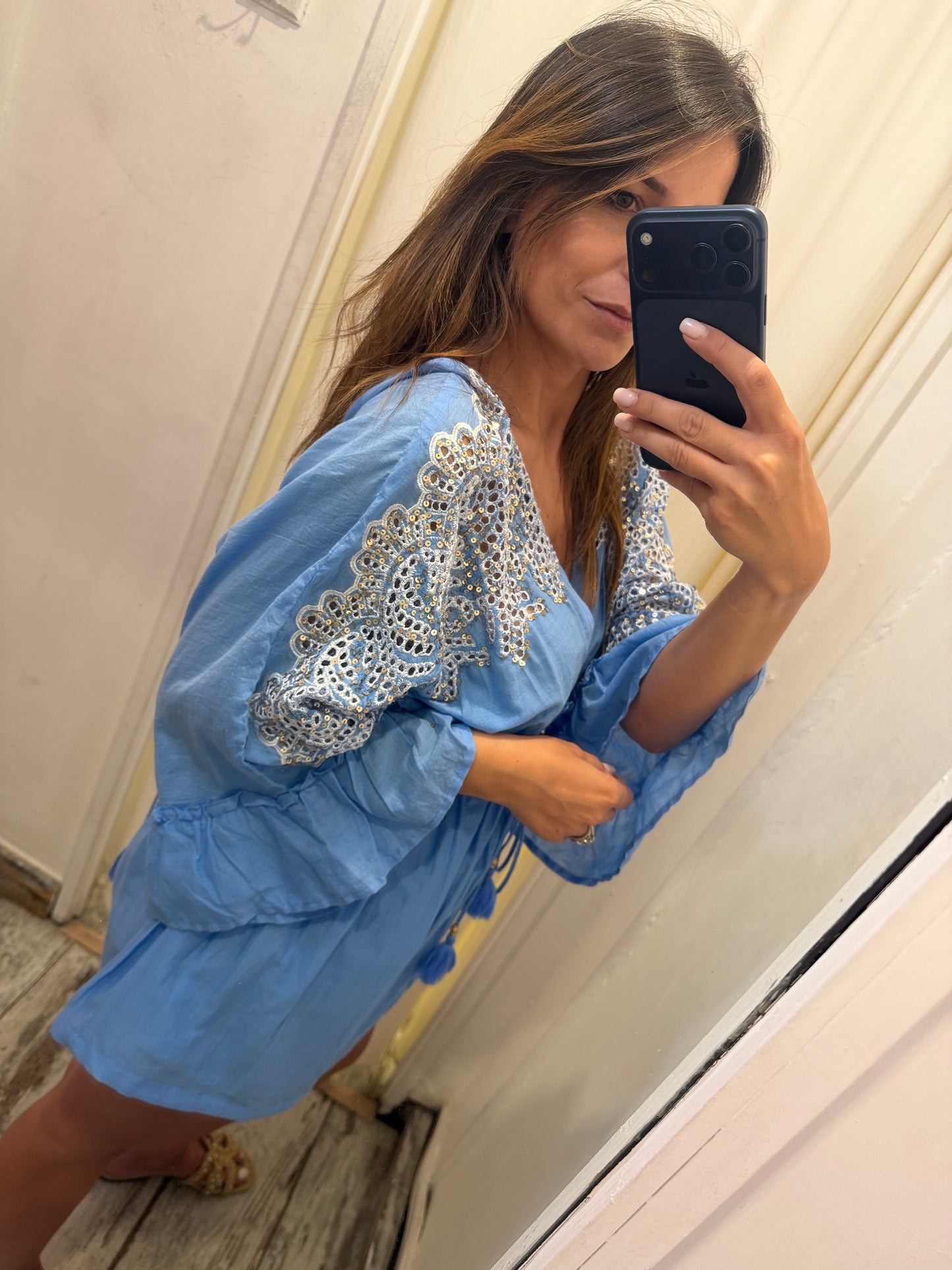 BLUSA/MINI ABITO CELESTE CON RICAMI E PAILLETTES