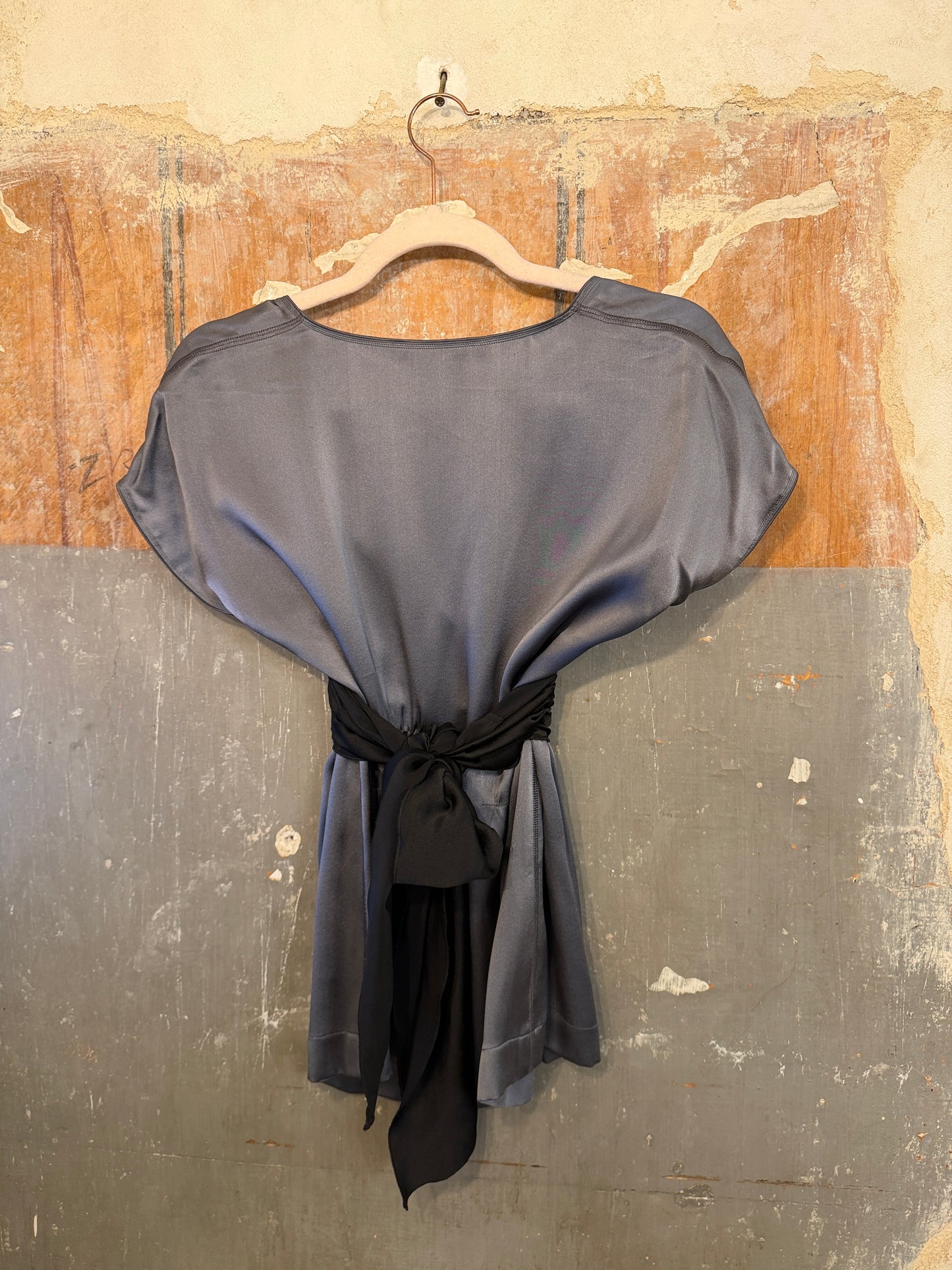 NEW COLLECTION - BLUSA 6267 in SETA GRIGIO CON FASCIA NERA