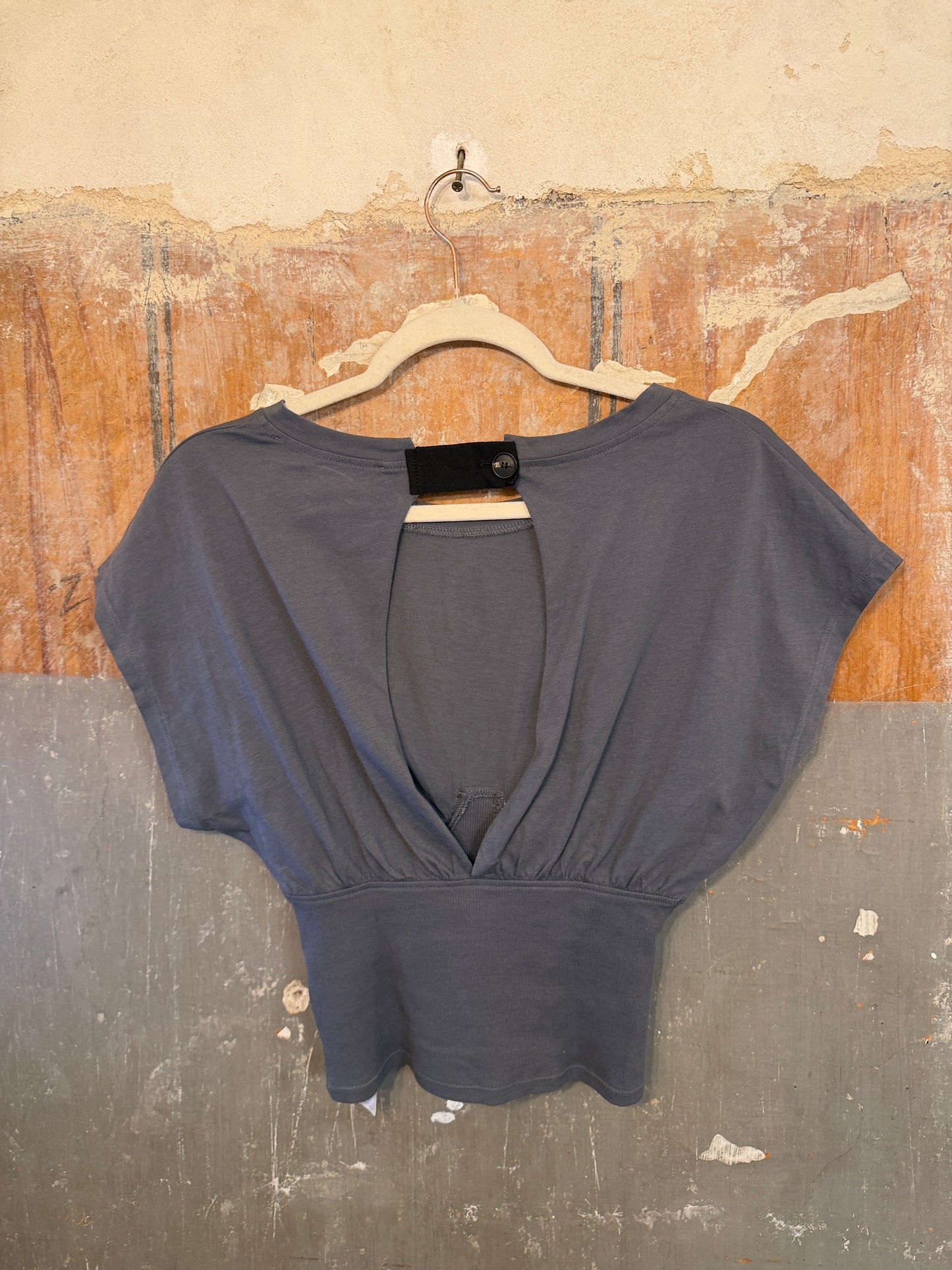 NEW COLLECTION - T-SHIRT CROP TELA GRIGIO ANTRACITE CON ELASTICO IN VITA