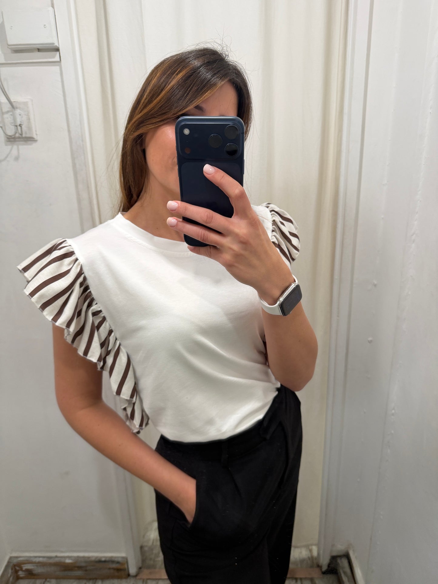 NEW COLLECTION - T-SHIRT BIANCA CON VOLANT RIGHE MARRONI