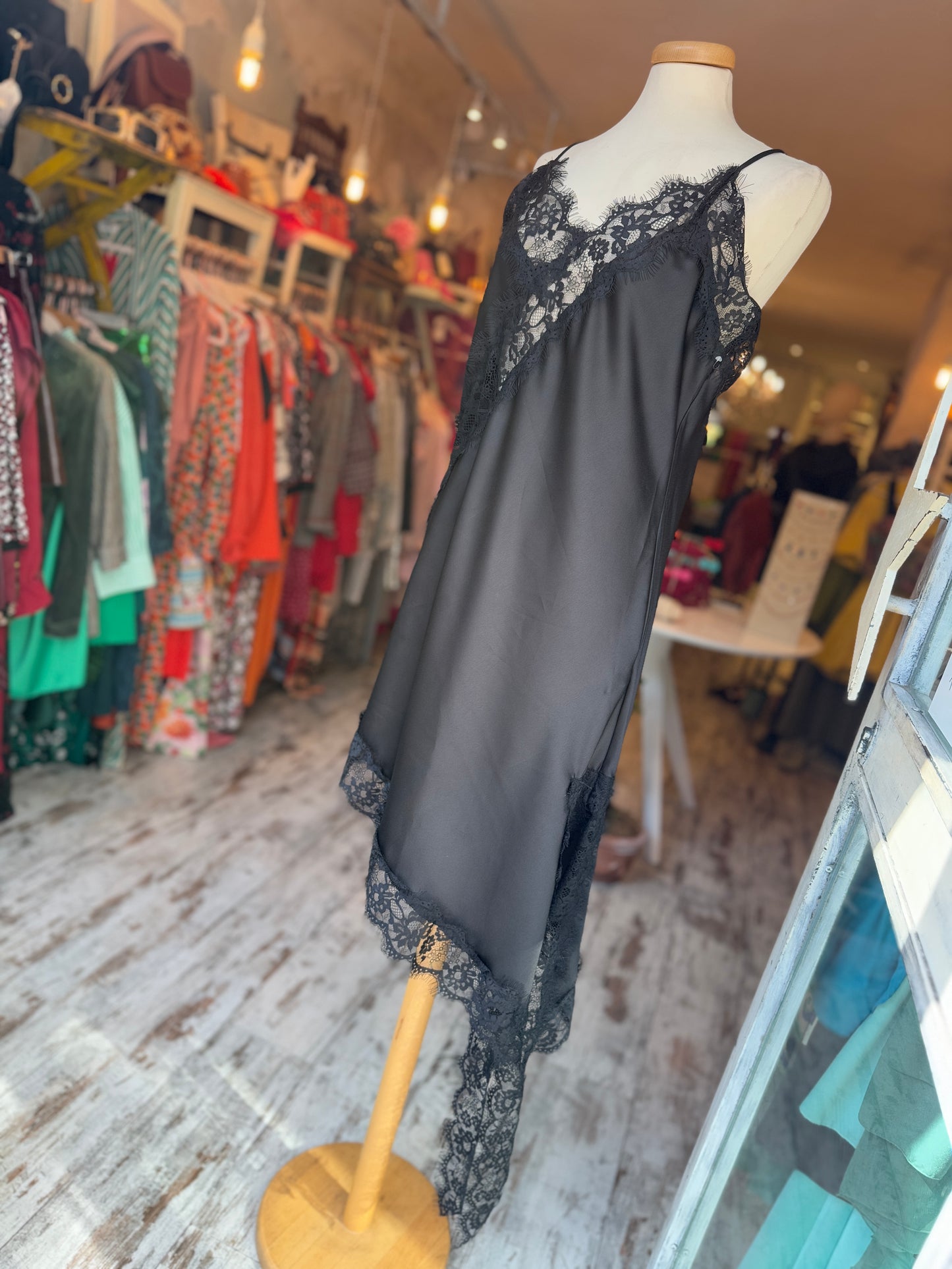 ABITO SOTTOVESTE SATIN NERO E PIZZO