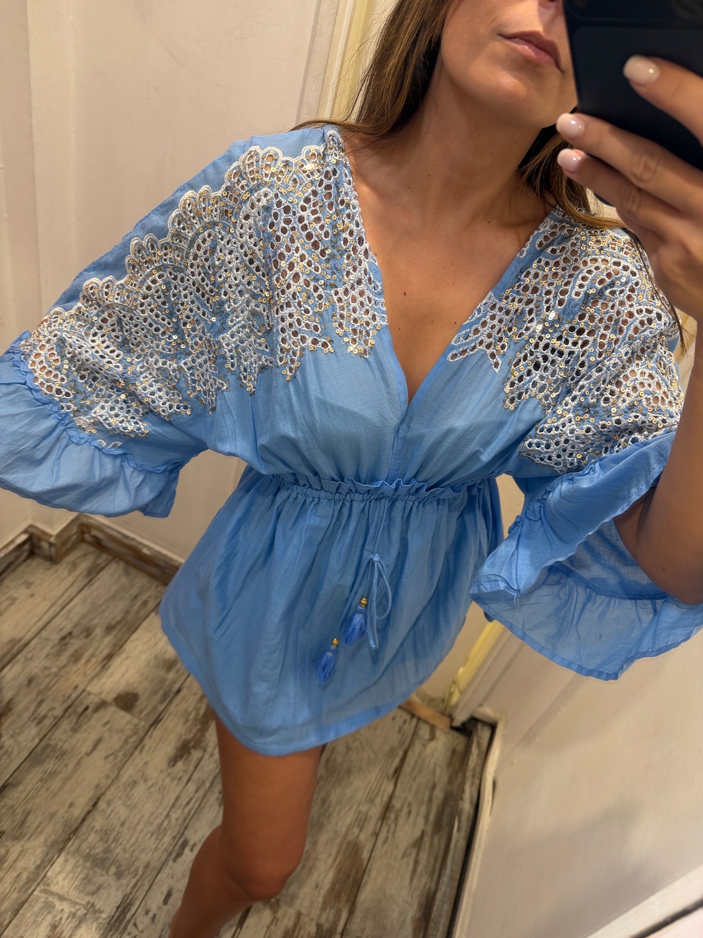 BLUSA/MINI ABITO CELESTE CON RICAMI E PAILLETTES